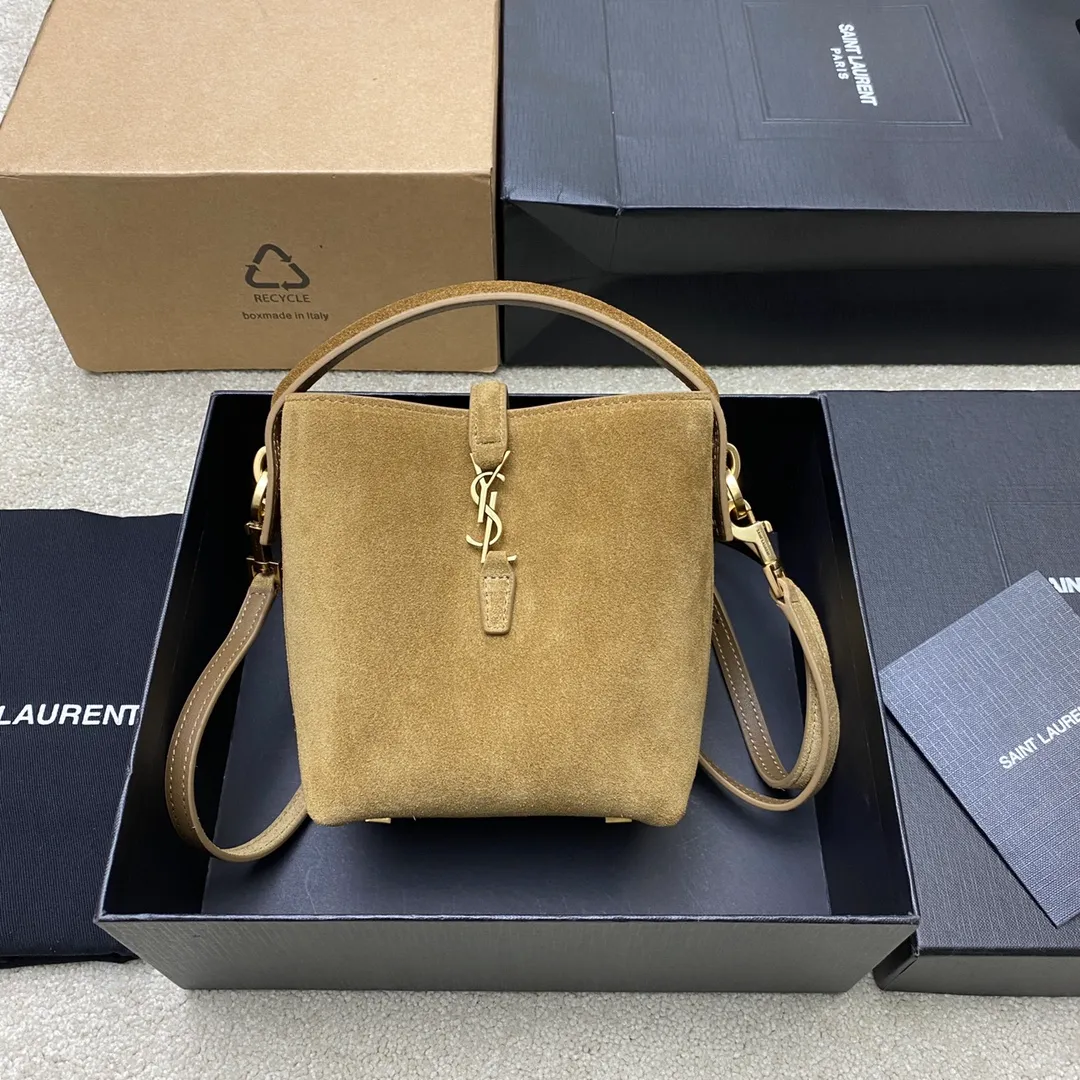 💰1500 Gold Leaf Brown/Ancient Gold 🌈New LE 37 Mini Glossy Leather Handbag, Super Beautiful Bucket Bag With handle_New bag type, made of Italian original calfskin, the bag has a simple and three-dimensional outline, looks stiff but not too sharp, with a metal foot nail at the bottom, and a plug-in bag buckle with a classic iconic metal logo, giving the overall look a unique and elegant, fashionable and modern temperament 😍20240750 Model: 765870 [original leather] Size: 15×13×6cm