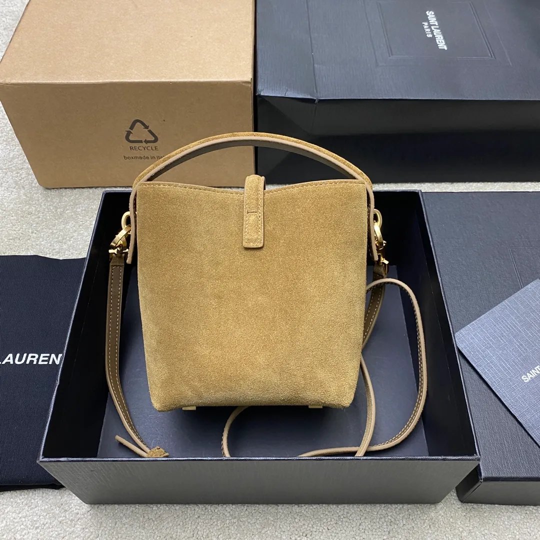 💰1500 Gold Leaf Brown/Ancient Gold 🌈New LE 37 Mini Glossy Leather Handbag, Super Beautiful Bucket Bag With handle_New bag type, made of Italian original calfskin, the bag has a simple and three-dimensional outline, looks stiff but not too sharp, with a metal foot nail at the bottom, and a plug-in bag buckle with a classic iconic metal logo, giving the overall look a unique and elegant, fashionable and modern temperament 😍20240750 Model: 765870 [original leather] Size: 15×13×6cm