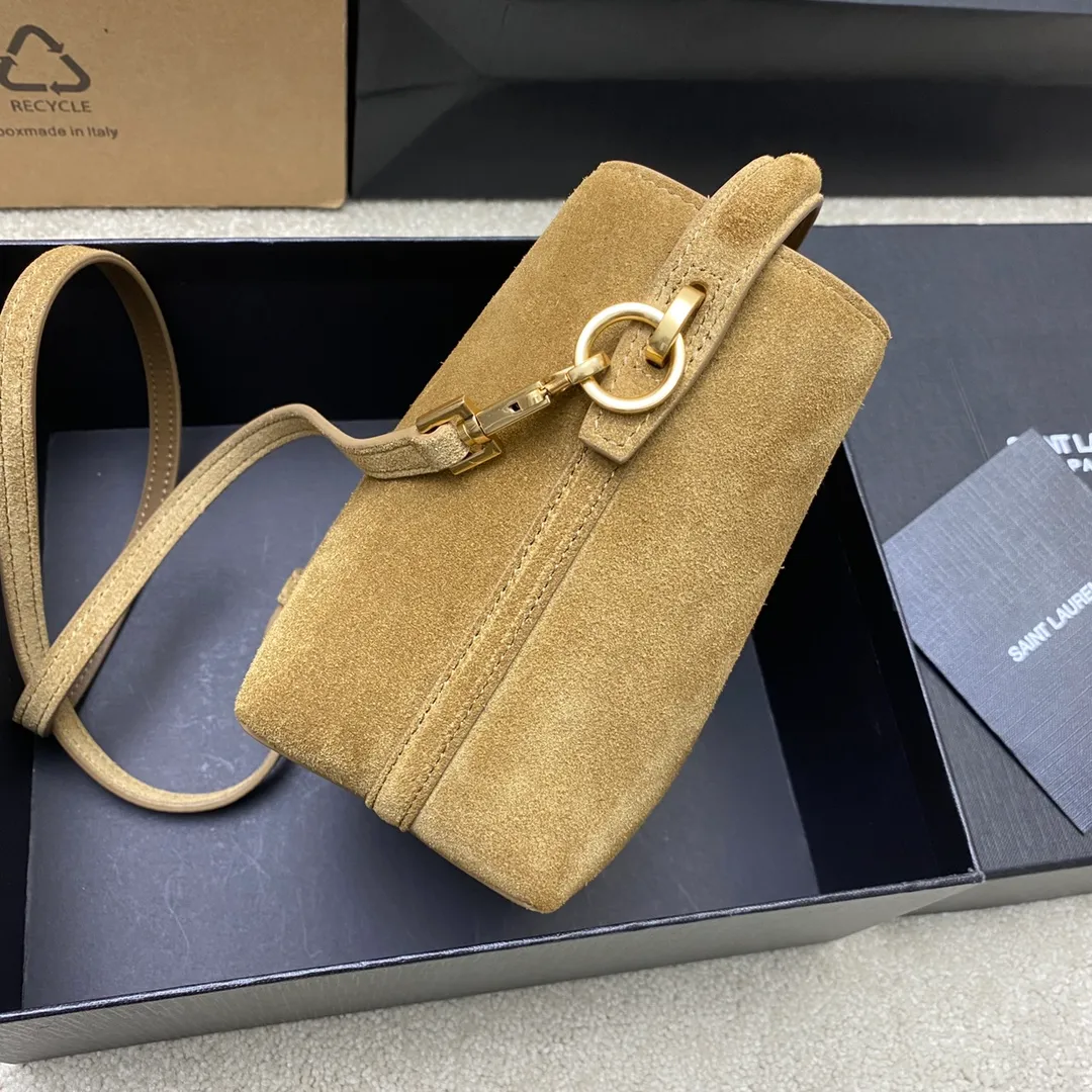 💰1500 Gold Leaf Brown/Ancient Gold 🌈New LE 37 Mini Glossy Leather Handbag, Super Beautiful Bucket Bag With handle_New bag type, made of Italian original calfskin, the bag has a simple and three-dimensional outline, looks stiff but not too sharp, with a metal foot nail at the bottom, and a plug-in bag buckle with a classic iconic metal logo, giving the overall look a unique and elegant, fashionable and modern temperament 😍20240750 Model: 765870 [original leather] Size: 15×13×6cm