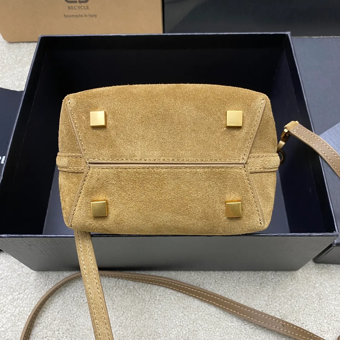 💰1500 Gold Leaf Brown/Ancient Gold 🌈New LE 37 Mini Glossy Leather Handbag, Super Beautiful Bucket Bag With handle_New bag type, made of Italian original calfskin, the bag has a simple and three-dimensional outline, looks stiff but not too sharp, with a metal foot nail at the bottom, and a plug-in bag buckle with a classic iconic metal logo, giving the overall look a unique and elegant, fashionable and modern temperament 😍20240750 Model: 765870 [original leather] Size: 15×13×6cm