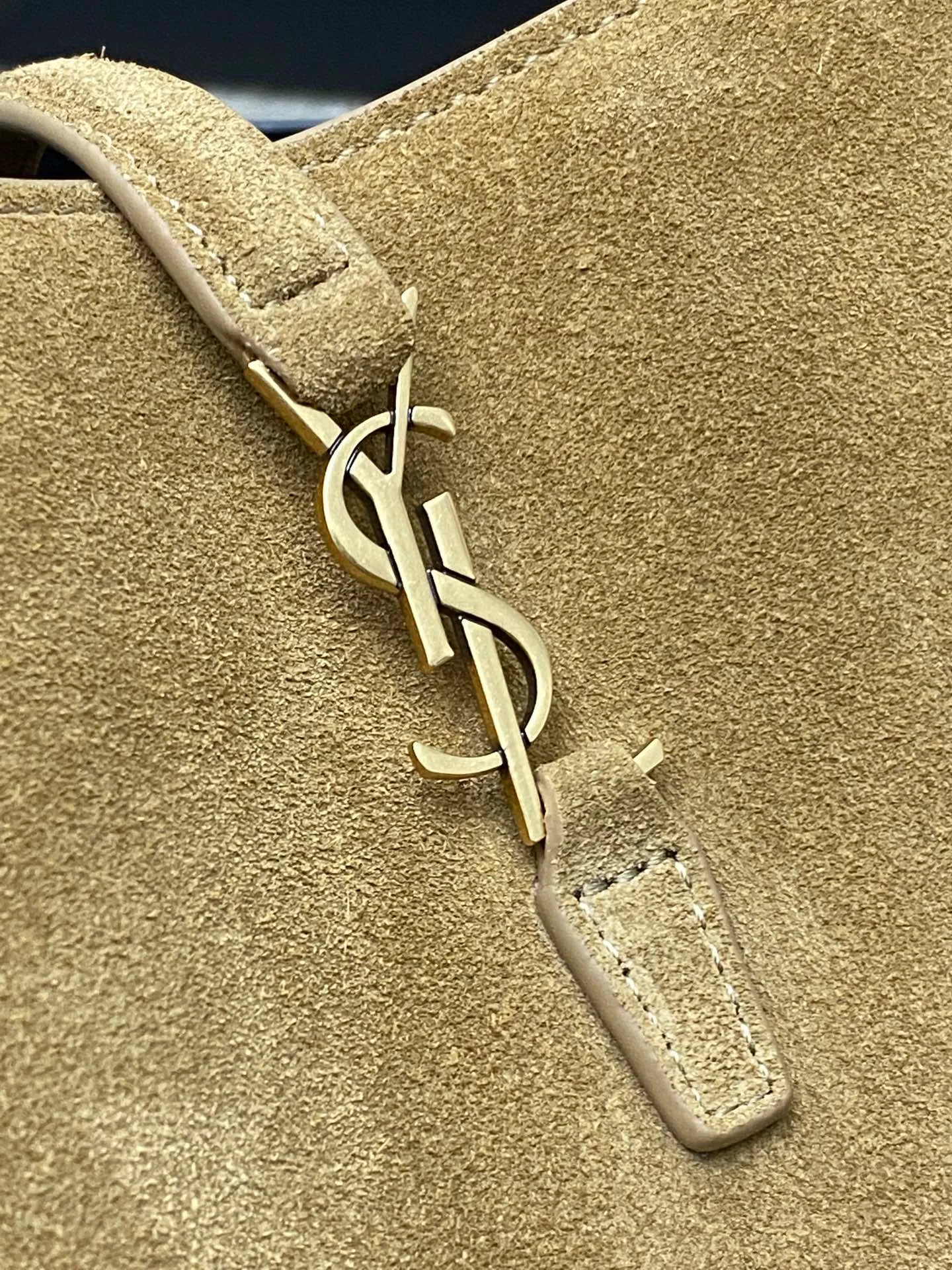 💰1500 Gold Leaf Brown/Ancient Gold 🌈New LE 37 Mini Glossy Leather Handbag, Super Beautiful Bucket Bag With handle_New bag type, made of Italian original calfskin, the bag has a simple and three-dimensional outline, looks stiff but not too sharp, with a metal foot nail at the bottom, and a plug-in bag buckle with a classic iconic metal logo, giving the overall look a unique and elegant, fashionable and modern temperament 😍20240750 Model: 765870 [original leather] Size: 15×13×6cm