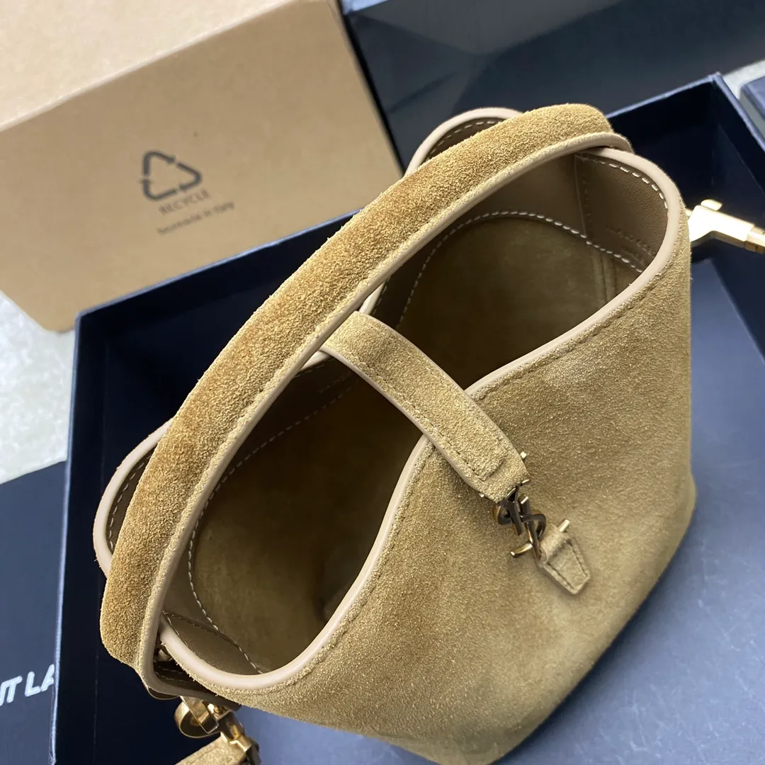 💰1500 Gold Leaf Brown/Ancient Gold 🌈New LE 37 Mini Glossy Leather Handbag, Super Beautiful Bucket Bag With handle_New bag type, made of Italian original calfskin, the bag has a simple and three-dimensional outline, looks stiff but not too sharp, with a metal foot nail at the bottom, and a plug-in bag buckle with a classic iconic metal logo, giving the overall look a unique and elegant, fashionable and modern temperament 😍20240750 Model: 765870 [original leather] Size: 15×13×6cm