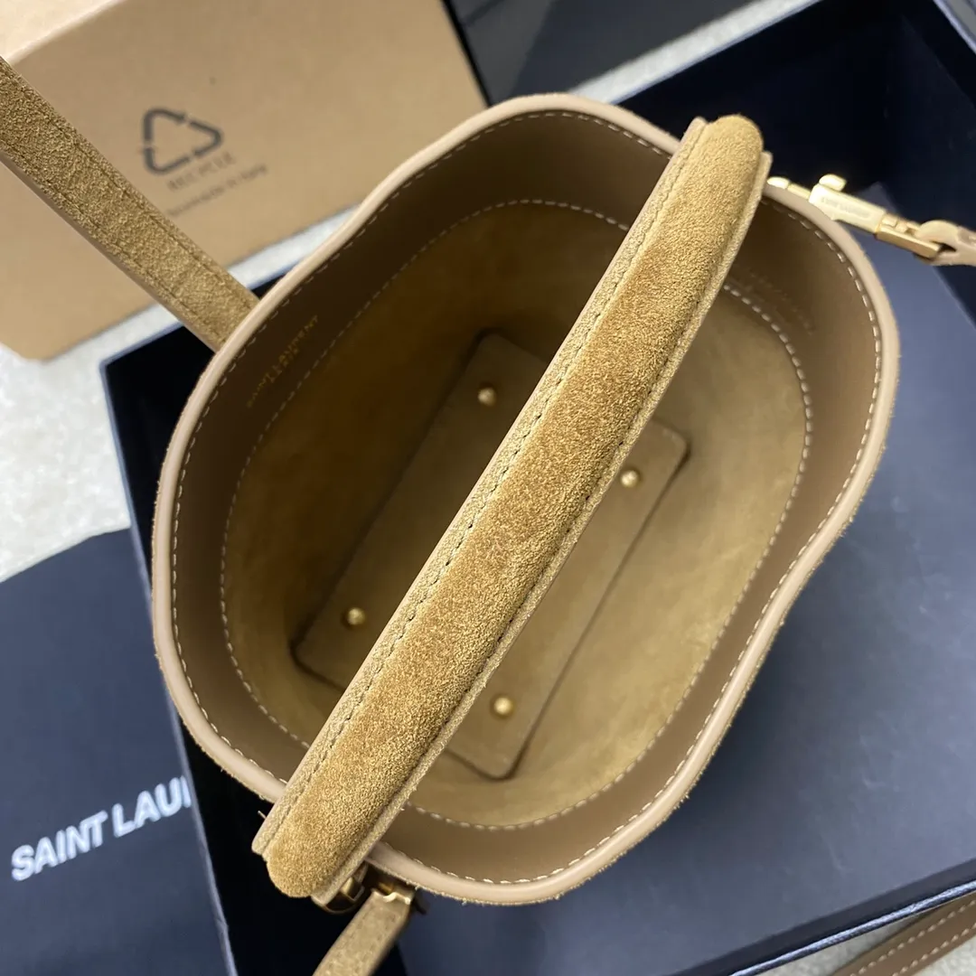 💰1500 Gold Leaf Brown/Ancient Gold 🌈New LE 37 Mini Glossy Leather Handbag, Super Beautiful Bucket Bag With handle_New bag type, made of Italian original calfskin, the bag has a simple and three-dimensional outline, looks stiff but not too sharp, with a metal foot nail at the bottom, and a plug-in bag buckle with a classic iconic metal logo, giving the overall look a unique and elegant, fashionable and modern temperament 😍20240750 Model: 765870 [original leather] Size: 15×13×6cm
