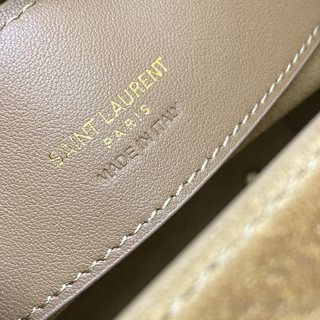 💰1500 Gold Leaf Brown/Ancient Gold 🌈New LE 37 Mini Glossy Leather Handbag, Super Beautiful Bucket Bag With handle_New bag type, made of Italian original calfskin, the bag has a simple and three-dimensional outline, looks stiff but not too sharp, with a metal foot nail at the bottom, and a plug-in bag buckle with a classic iconic metal logo, giving the overall look a unique and elegant, fashionable and modern temperament 😍20240750 Model: 765870 [original leather] Size: 15×13×6cm