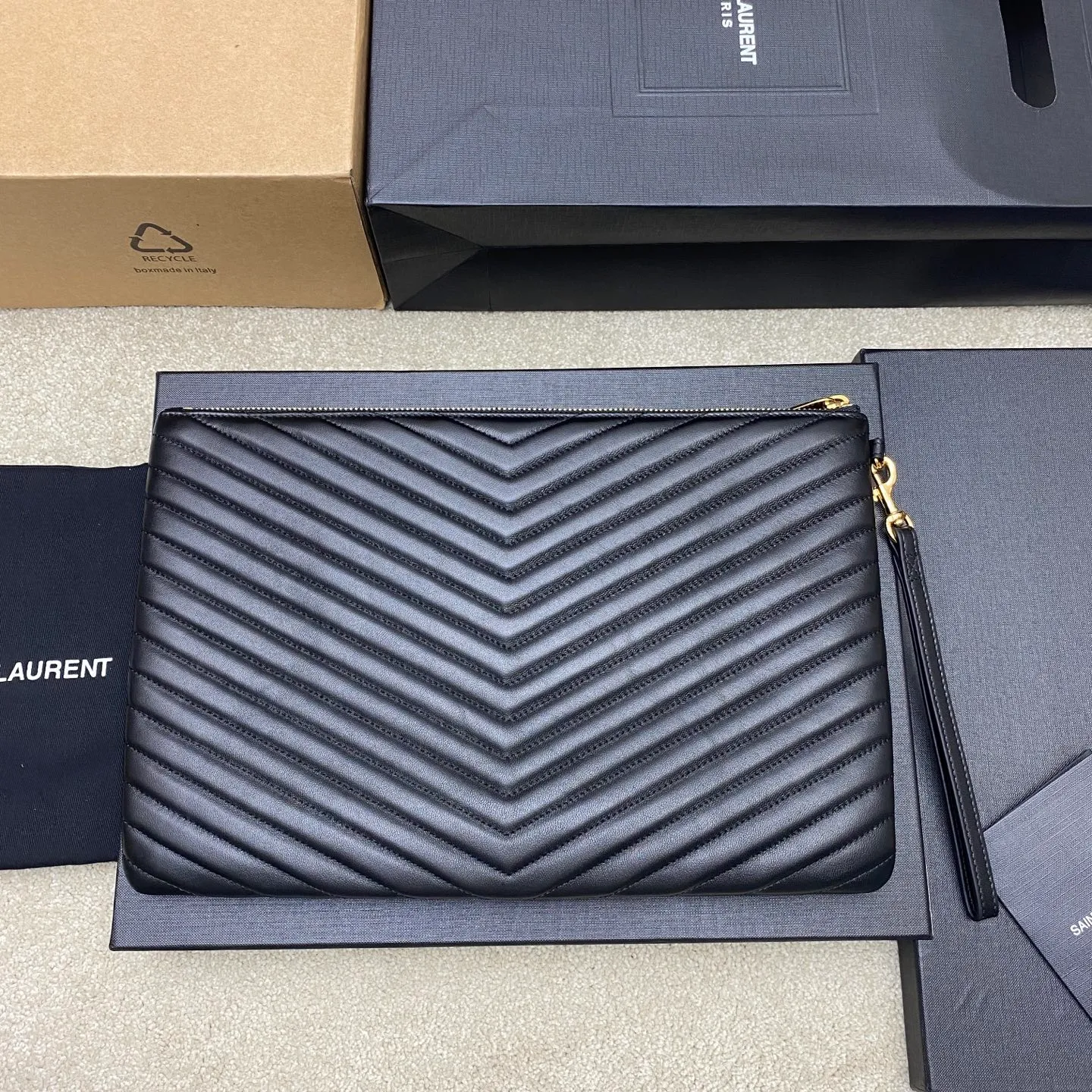 💰960 black sheepskin/gold 🌈YSL Saint Laurent Paris new black classic clutch calfskin zipper, soft, shiny, elegant and elegant quilted rhombus quilted soft lambskin clutch! Exquisite craftsmanship creates every detail, from touch to texture, exuding high-end elegance! 20250480 Model: 440222 [Original leather] Size: 36x23cm (large size)