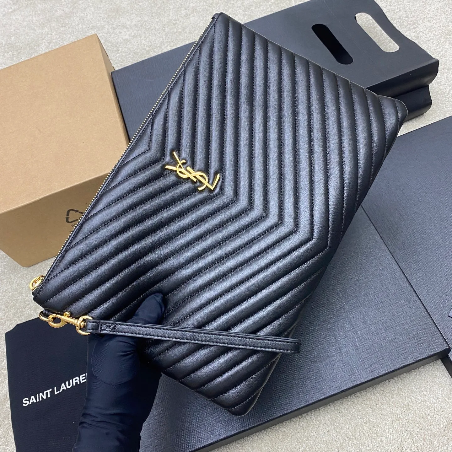 💰960 black sheepskin/gold 🌈YSL Saint Laurent Paris new black classic clutch calfskin zipper, soft, shiny, elegant and elegant quilted rhombus quilted soft lambskin clutch! Exquisite craftsmanship creates every detail, from touch to texture, exuding high-end elegance! 20250480 Model: 440222 [Original leather] Size: 36x23cm (large size)