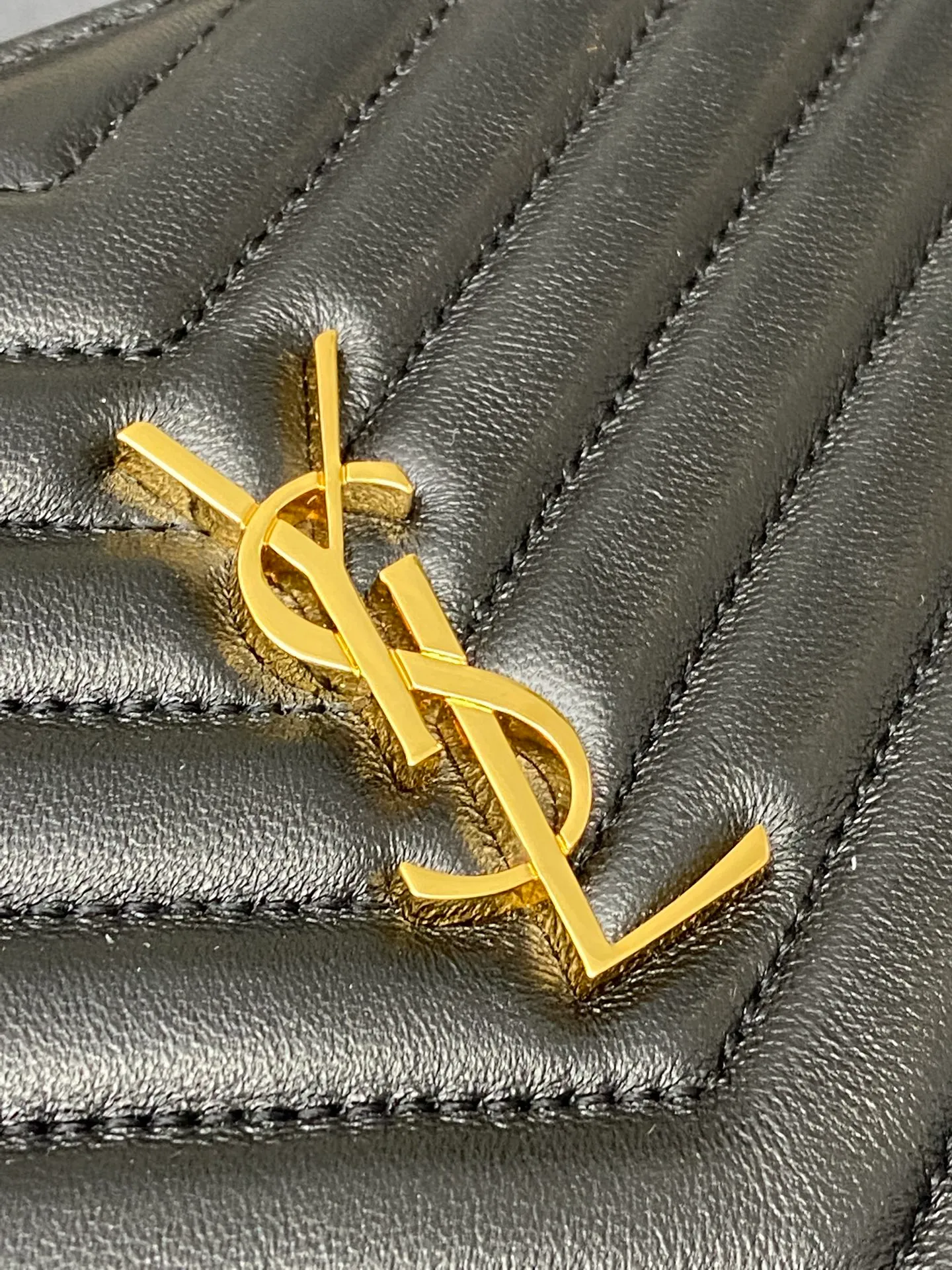 💰960 black sheepskin/gold 🌈YSL Saint Laurent Paris new black classic clutch calfskin zipper, soft, shiny, elegant and elegant quilted rhombus quilted soft lambskin clutch! Exquisite craftsmanship creates every detail, from touch to texture, exuding high-end elegance! 20250480 Model: 440222 [Original leather] Size: 36x23cm (large size)