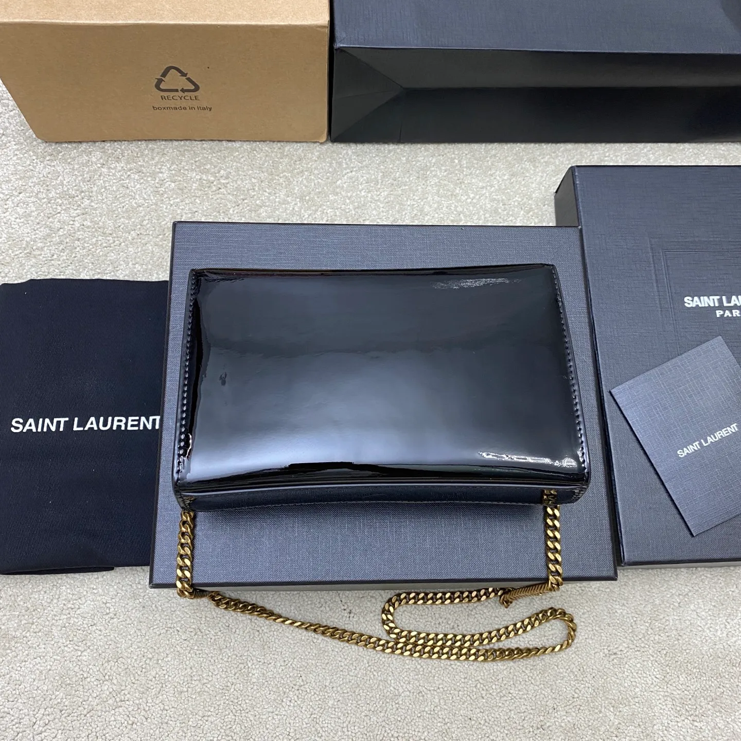 💰1300 Black Patent Leather/Antique Gold 🌈YSL KATE Patent Leather Glossy The most classic style and the most practical size. The core design of this series is the Y logo. Mr. Yves Saint Laurent invited poster artist Cassandre to design it. The three letters are superimposed on each other, which is simple and avant-garde. Definitely a timeless classic! No Y family tassel bag dares to say that they are fashionable👍20250650 Model: 377629 [original leather] Size: 20x12.5x5cm
