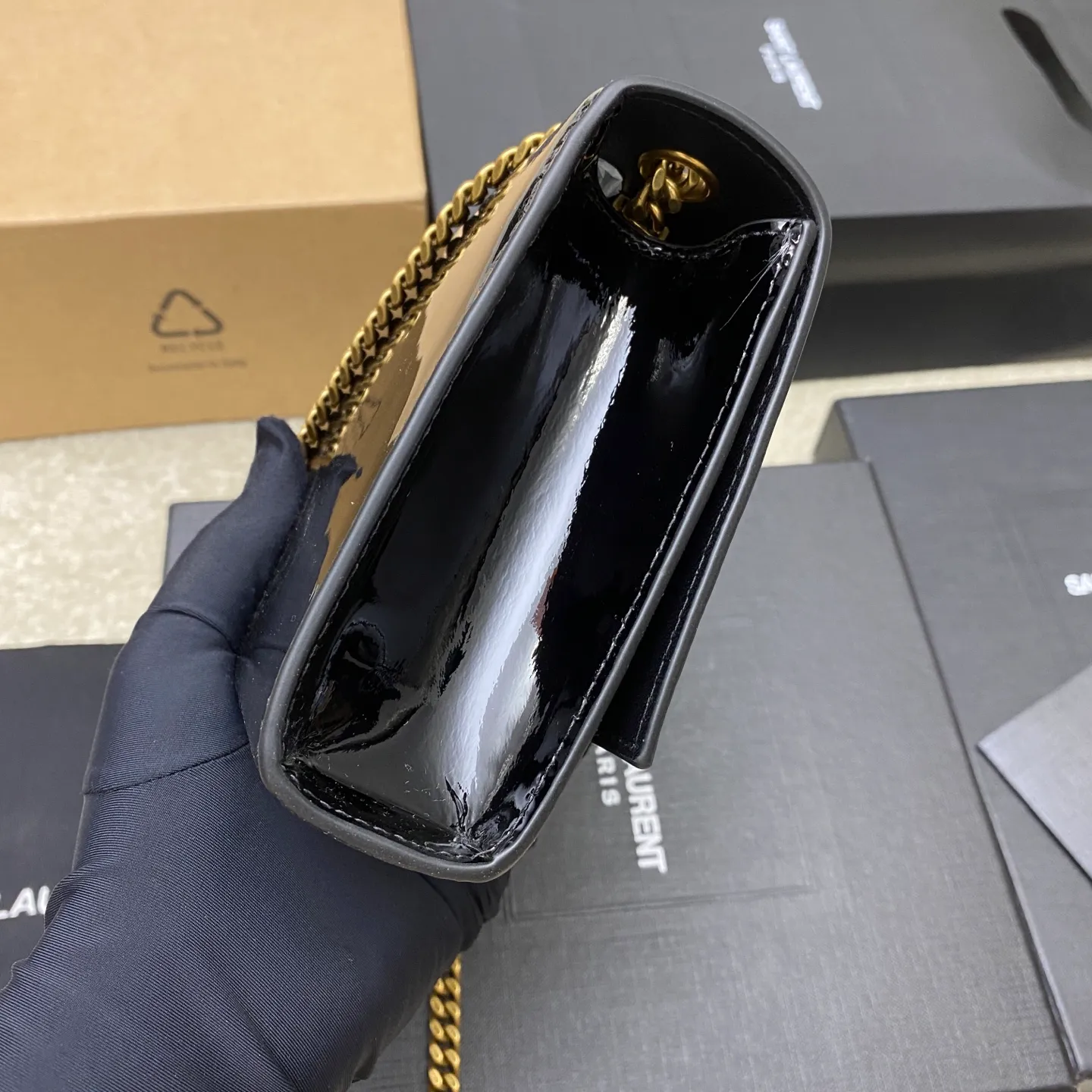 💰1300 Black Patent Leather/Antique Gold 🌈YSL KATE Patent Leather Glossy The most classic style and the most practical size. The core design of this series is the Y logo. Mr. Yves Saint Laurent invited poster artist Cassandre to design it. The three letters are superimposed on each other, which is simple and avant-garde. Definitely a timeless classic! No Y family tassel bag dares to say that they are fashionable👍20250650 Model: 377629 [original leather] Size: 20x12.5x5cm