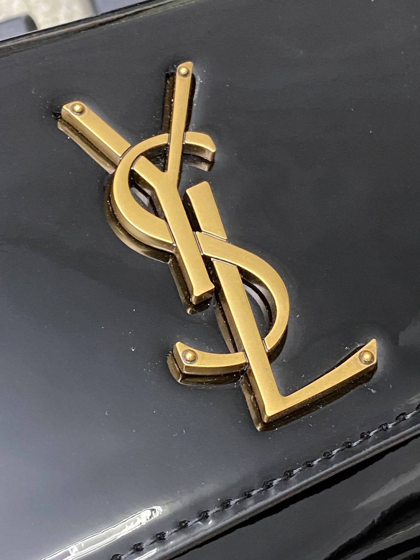 💰1300 Black Patent Leather/Antique Gold 🌈YSL KATE Patent Leather Glossy The most classic style and the most practical size. The core design of this series is the Y logo. Mr. Yves Saint Laurent invited poster artist Cassandre to design it. The three letters are superimposed on each other, which is simple and avant-garde. Definitely a timeless classic! No Y family tassel bag dares to say that they are fashionable👍20250650 Model: 377629 [original leather] Size: 20x12.5x5cm