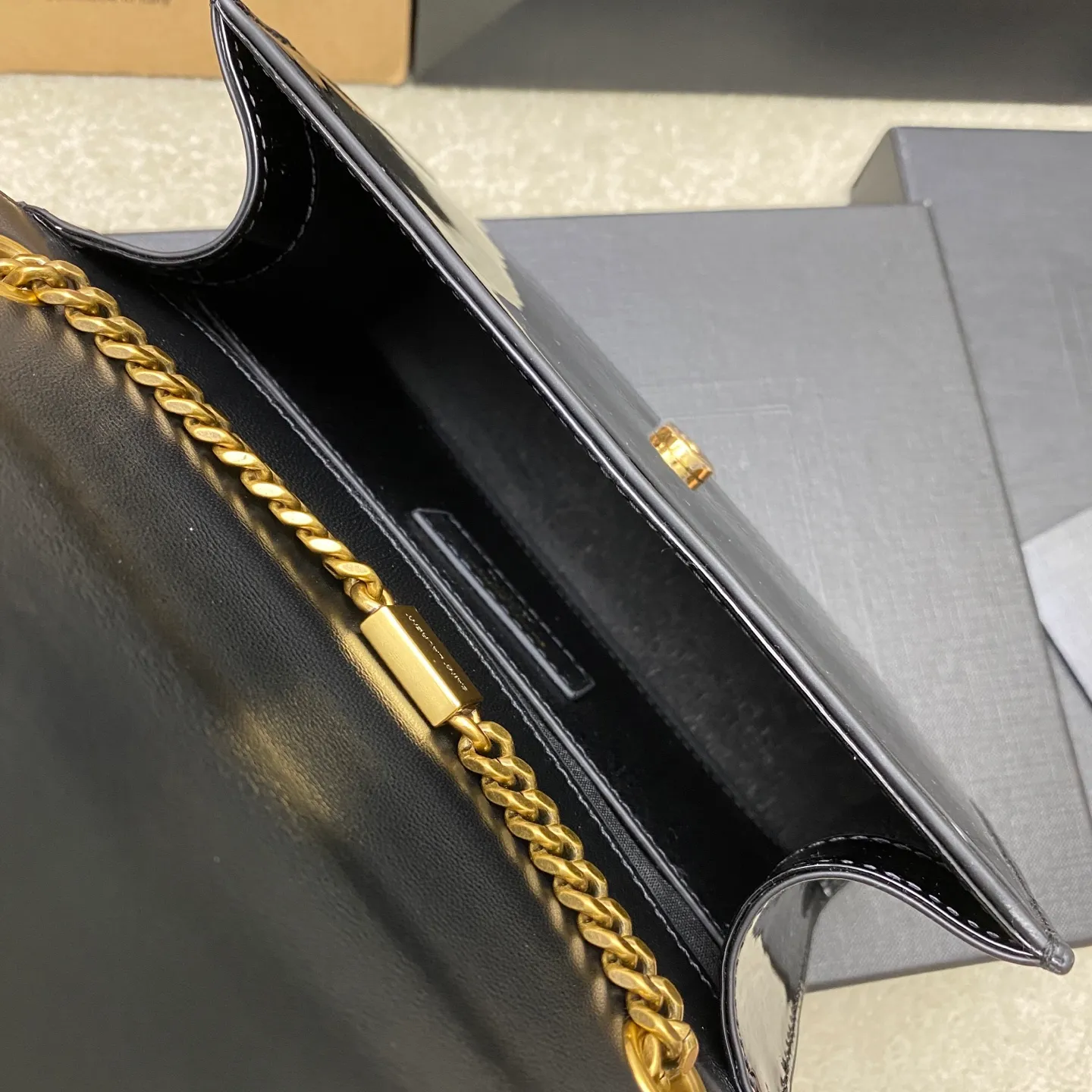 💰1300 Black Patent Leather/Antique Gold 🌈YSL KATE Patent Leather Glossy The most classic style and the most practical size. The core design of this series is the Y logo. Mr. Yves Saint Laurent invited poster artist Cassandre to design it. The three letters are superimposed on each other, which is simple and avant-garde. Definitely a timeless classic! No Y family tassel bag dares to say that they are fashionable👍20250650 Model: 377629 [original leather] Size: 20x12.5x5cm