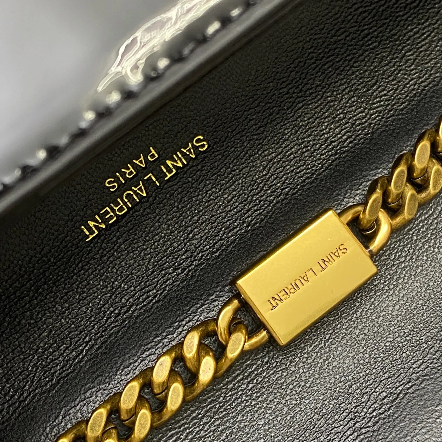 💰1300 Black Patent Leather/Antique Gold 🌈YSL KATE Patent Leather Glossy The most classic style and the most practical size. The core design of this series is the Y logo. Mr. Yves Saint Laurent invited poster artist Cassandre to design it. The three letters are superimposed on each other, which is simple and avant-garde. Definitely a timeless classic! No Y family tassel bag dares to say that they are fashionable👍20250650 Model: 377629 [original leather] Size: 20x12.5x5cm