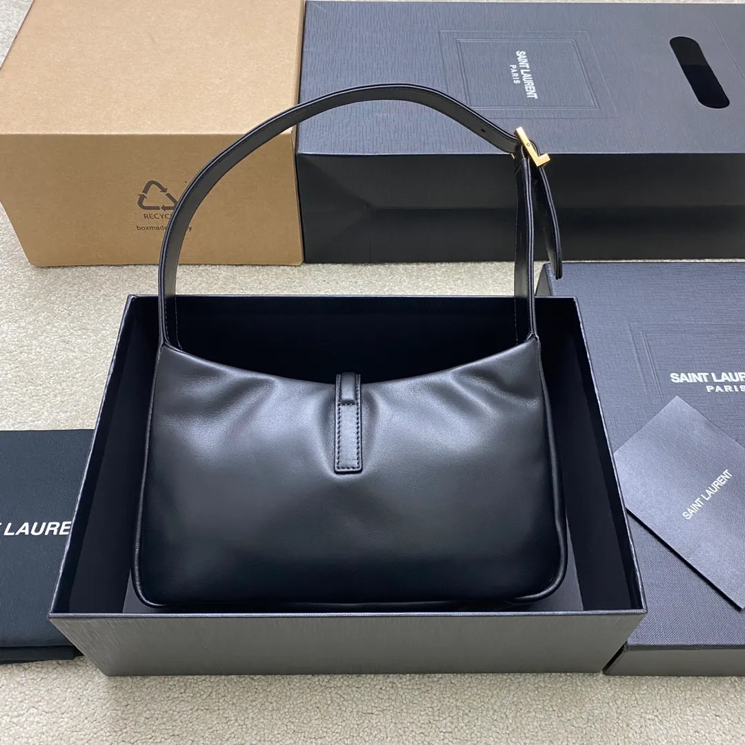 p1380 The top product in the market, black sheepskin/antique gold 🌈▪️𝑳𝑬 5 𝐀̀ 7▪️New style, this year’s explosive armpit bag Y family is late but it’s here‼ ️When I saw it at the time, I thought this name was so special. It was inspired by the niche movie "Cléo from 5 to 7", which tells the story of how the protagonist Cléo gradually reveals her independent female side between 5 and 7 o'clock after get off work and when she returns home. Looking back at the bag itself, the outline of the bag is simple and three-dimensional. It looks stiff but not too sharp. Paired with the brand's iconic plug-in buckle, the overall look gives a unique and elegant, yet fashionable and modern temperament🧡20230690 Model: 763419 [original leather] Size: 24.5x16x6cm