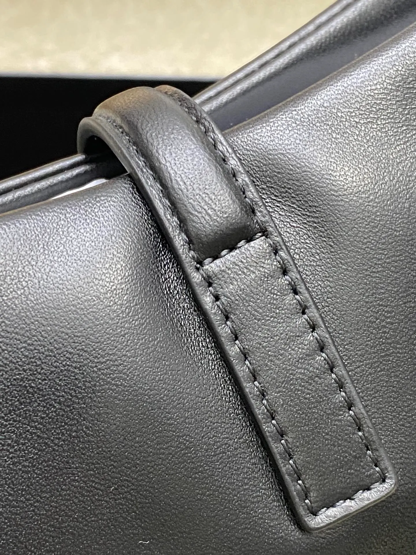 p1380 The top product in the market, black sheepskin/antique gold 🌈▪️𝑳𝑬 5 𝐀̀ 7▪️New style, this year’s explosive armpit bag Y family is late but it’s here‼ ️When I saw it at the time, I thought this name was so special. It was inspired by the niche movie "Cléo from 5 to 7", which tells the story of how the protagonist Cléo gradually reveals her independent female side between 5 and 7 o'clock after get off work and when she returns home. Looking back at the bag itself, the outline of the bag is simple and three-dimensional. It looks stiff but not too sharp. Paired with the brand's iconic plug-in buckle, the overall look gives a unique and elegant, yet fashionable and modern temperament🧡20230690 Model: 763419 [original leather] Size: 24.5x16x6cm