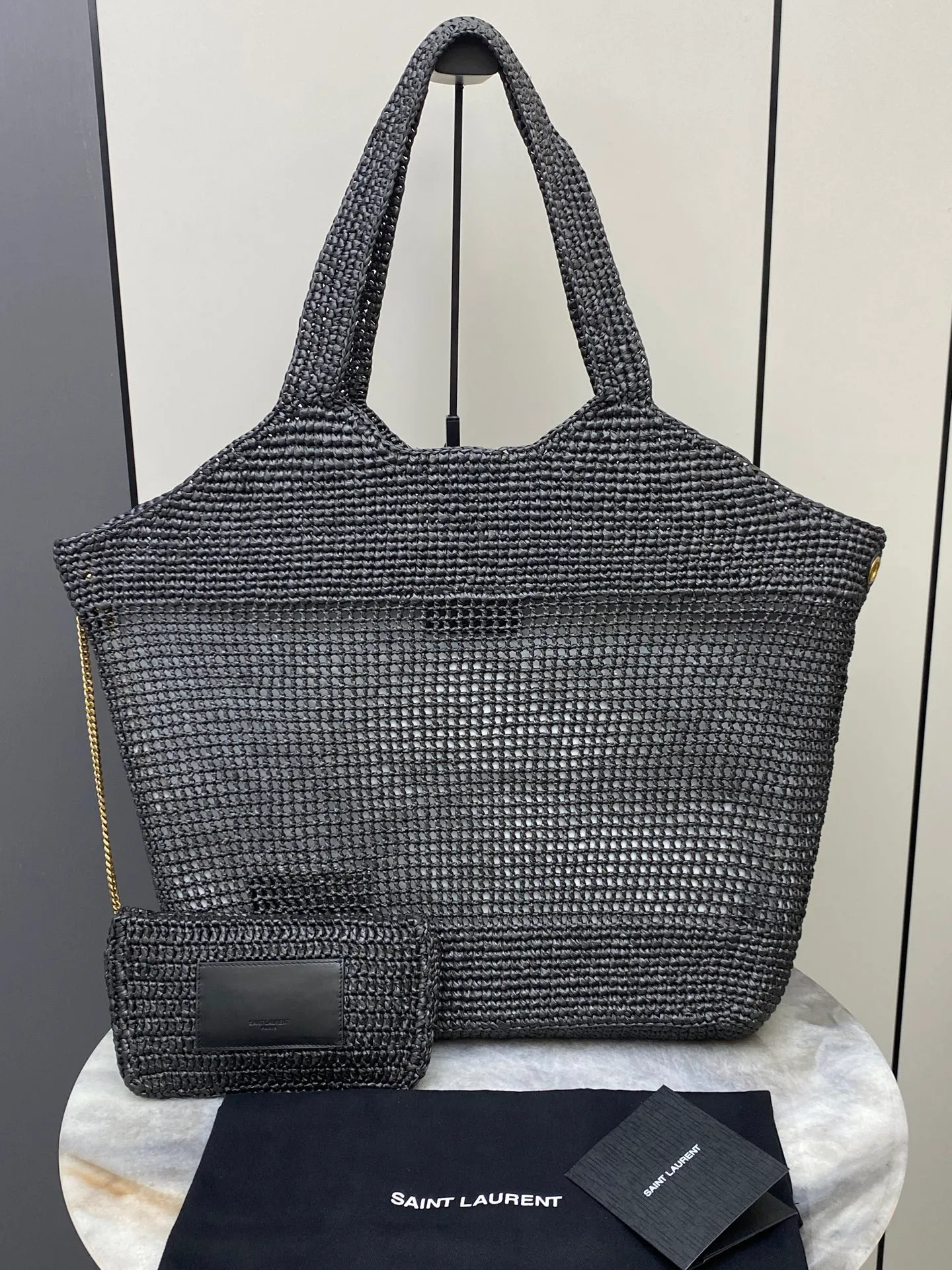 p2360 Premium original leather woven black/antique gold 🌈ICARE_woven shopping bag full of artistic flavor, raffia weaving is very solid, French lazy style, smooth shape, with a simple big logo, high-end atmosphere and very photogenic. Large capacity, lightweight and versatile, it is my favorite bag when going out! It can be paired with freshness and leisure, and you can carry it with you on vacation👍20250 Style number: 772191 [Braided raffia] Size: 37-55x43×5cm [This style does not come with packaging] Small bag size: 21.7x16.9x2cm