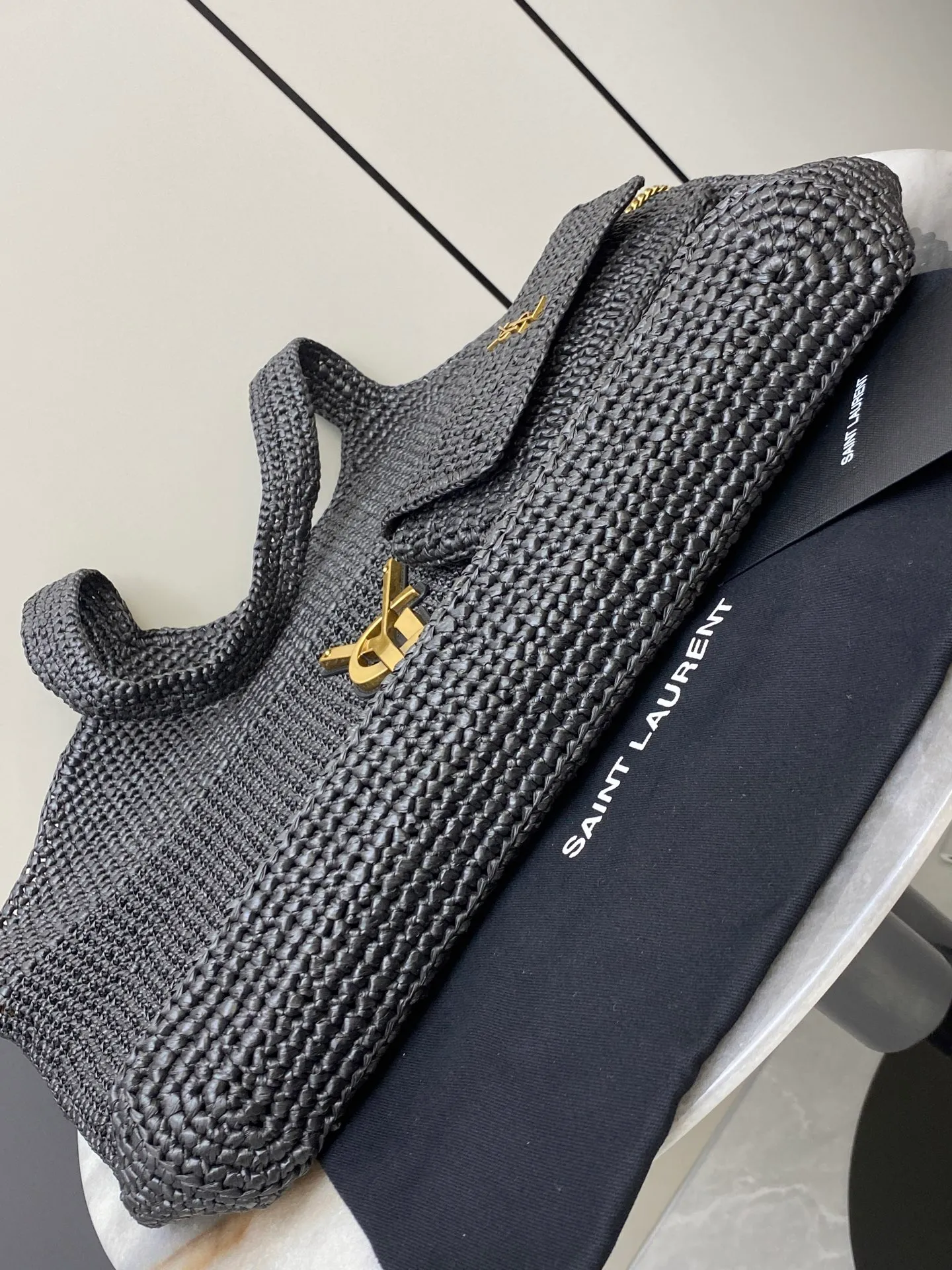 p2360 Premium original leather woven black/antique gold 🌈ICARE_woven shopping bag full of artistic flavor, raffia weaving is very solid, French lazy style, smooth shape, with a simple big logo, high-end atmosphere and very photogenic. Large capacity, lightweight and versatile, it is my favorite bag when going out! It can be paired with freshness and leisure, and you can carry it with you on vacation👍20250 Style number: 772191 [Braided raffia] Size: 37-55x43×5cm [This style does not come with packaging] Small bag size: 21.7x16.9x2cm