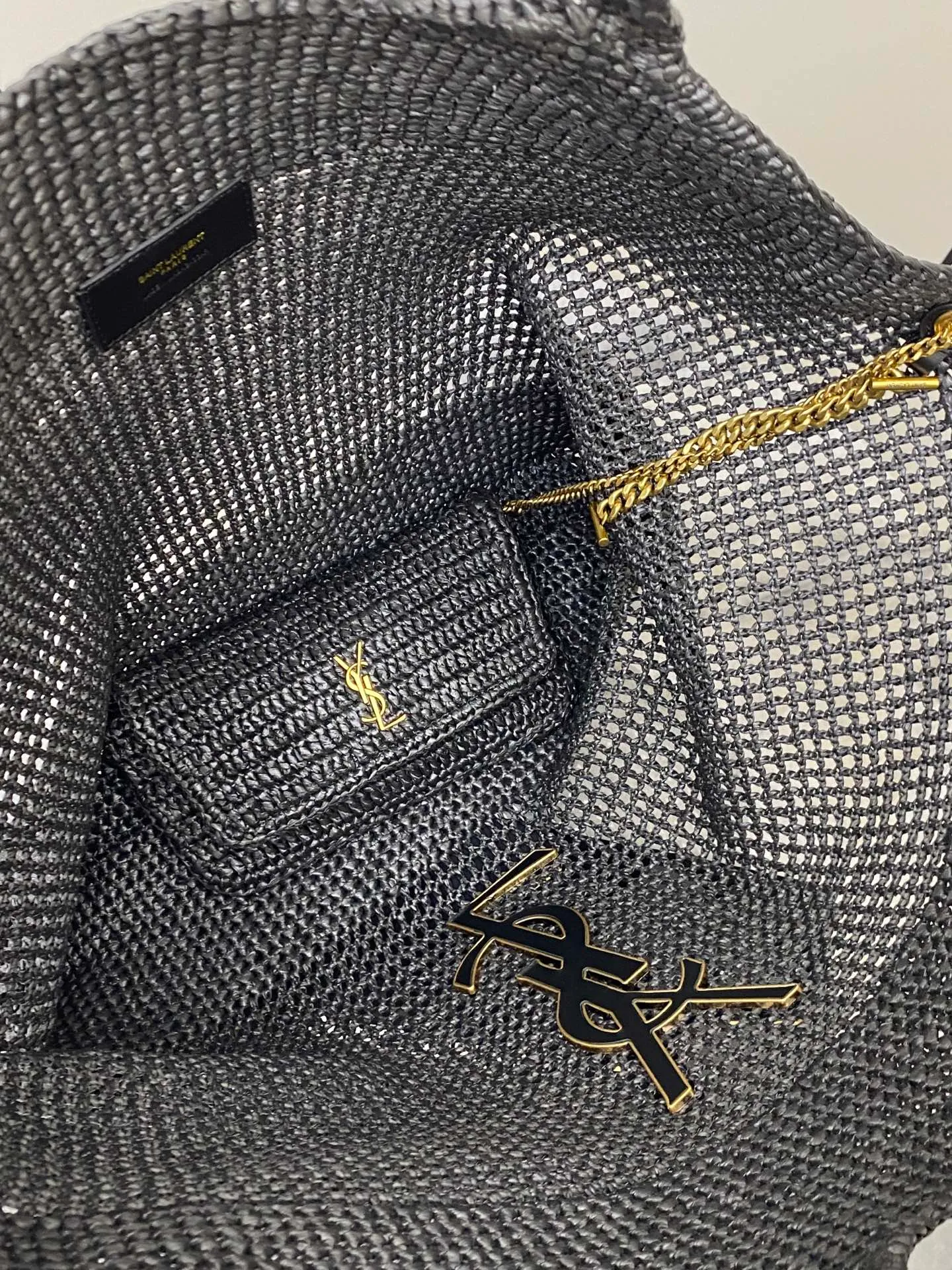 p2360 Premium original leather woven black/antique gold 🌈ICARE_woven shopping bag full of artistic flavor, raffia weaving is very solid, French lazy style, smooth shape, with a simple big logo, high-end atmosphere and very photogenic. Large capacity, lightweight and versatile, it is my favorite bag when going out! It can be paired with freshness and leisure, and you can carry it with you on vacation👍20250 Style number: 772191 [Braided raffia] Size: 37-55x43×5cm [This style does not come with packaging] Small bag size: 21.7x16.9x2cm