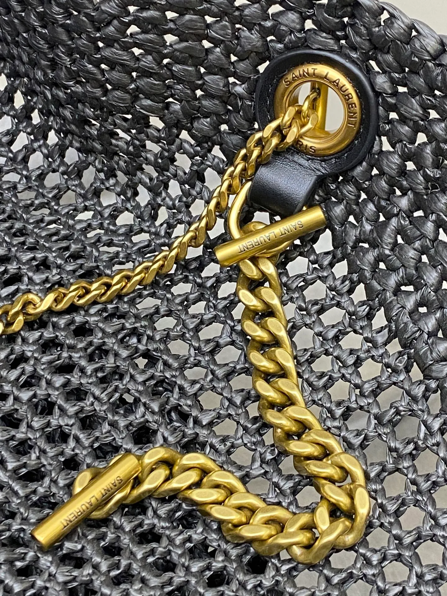 p2360 Premium original leather woven black/antique gold 🌈ICARE_woven shopping bag full of artistic flavor, raffia weaving is very solid, French lazy style, smooth shape, with a simple big logo, high-end atmosphere and very photogenic. Large capacity, lightweight and versatile, it is my favorite bag when going out! It can be paired with freshness and leisure, and you can carry it with you on vacation👍20250 Style number: 772191 [Braided raffia] Size: 37-55x43×5cm [This style does not come with packaging] Small bag size: 21.7x16.9x2cm