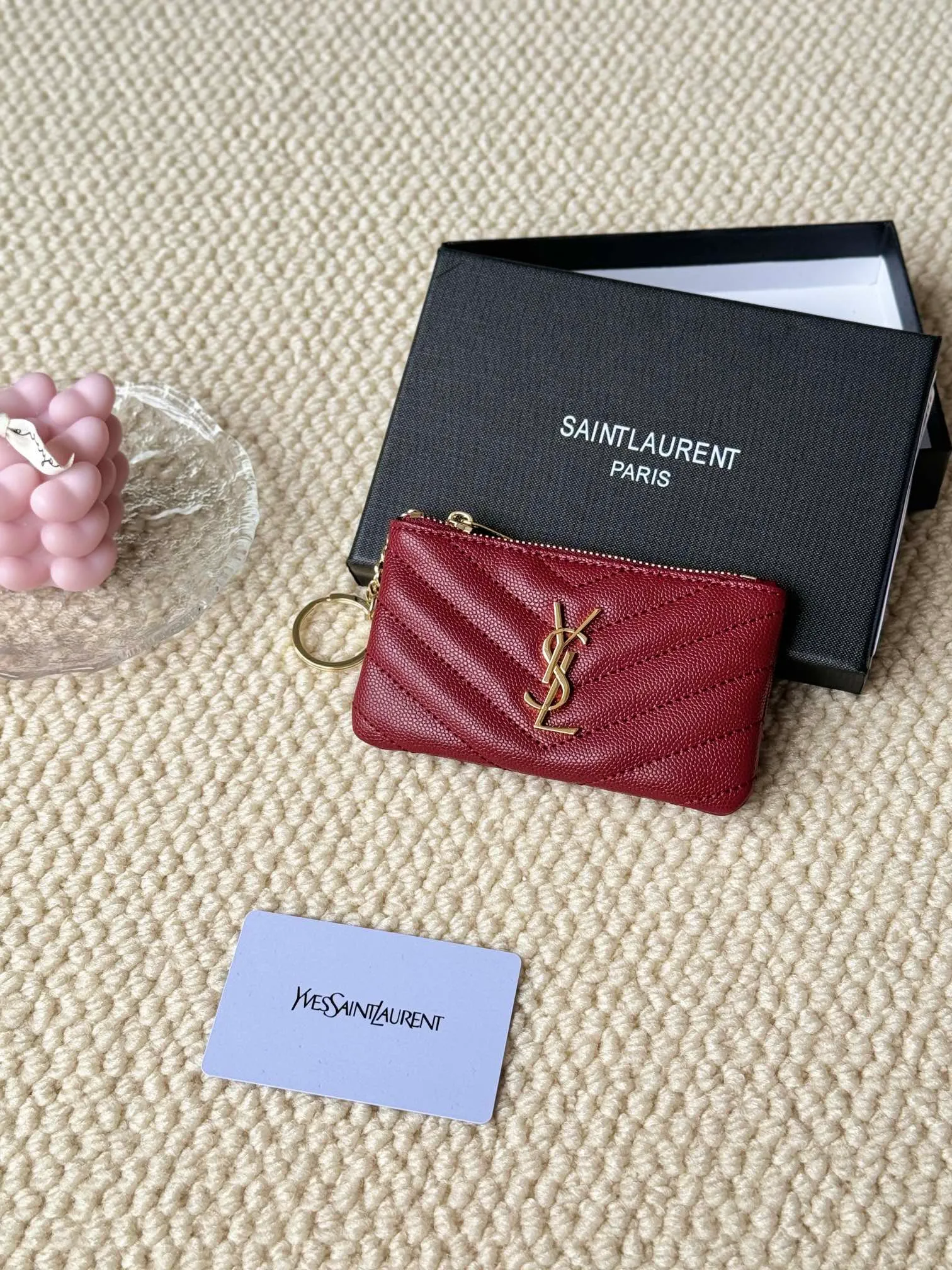 💰140 The first key bag in the ysl series, a V-shaped chain bag, matching key ring, grosgrain lining, and exquisite hardware make this small leather goods particularly good. It can be used as a key bag or coin purse, suitable for men and women. Great for giving as a gift or for personal use! Style number: 438386 Size: 13x7.5x2cm