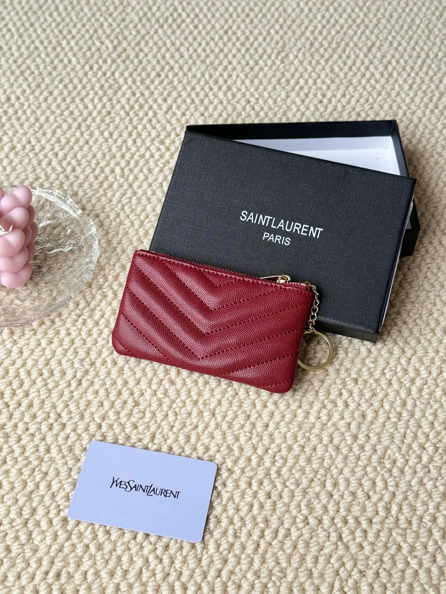 💰140 The first key bag in the ysl series, a V-shaped chain bag, matching key ring, grosgrain lining, and exquisite hardware make this small leather goods particularly good. It can be used as a key bag or coin purse, suitable for men and women. Great for giving as a gift or for personal use! Style number: 438386 Size: 13x7.5x2cm