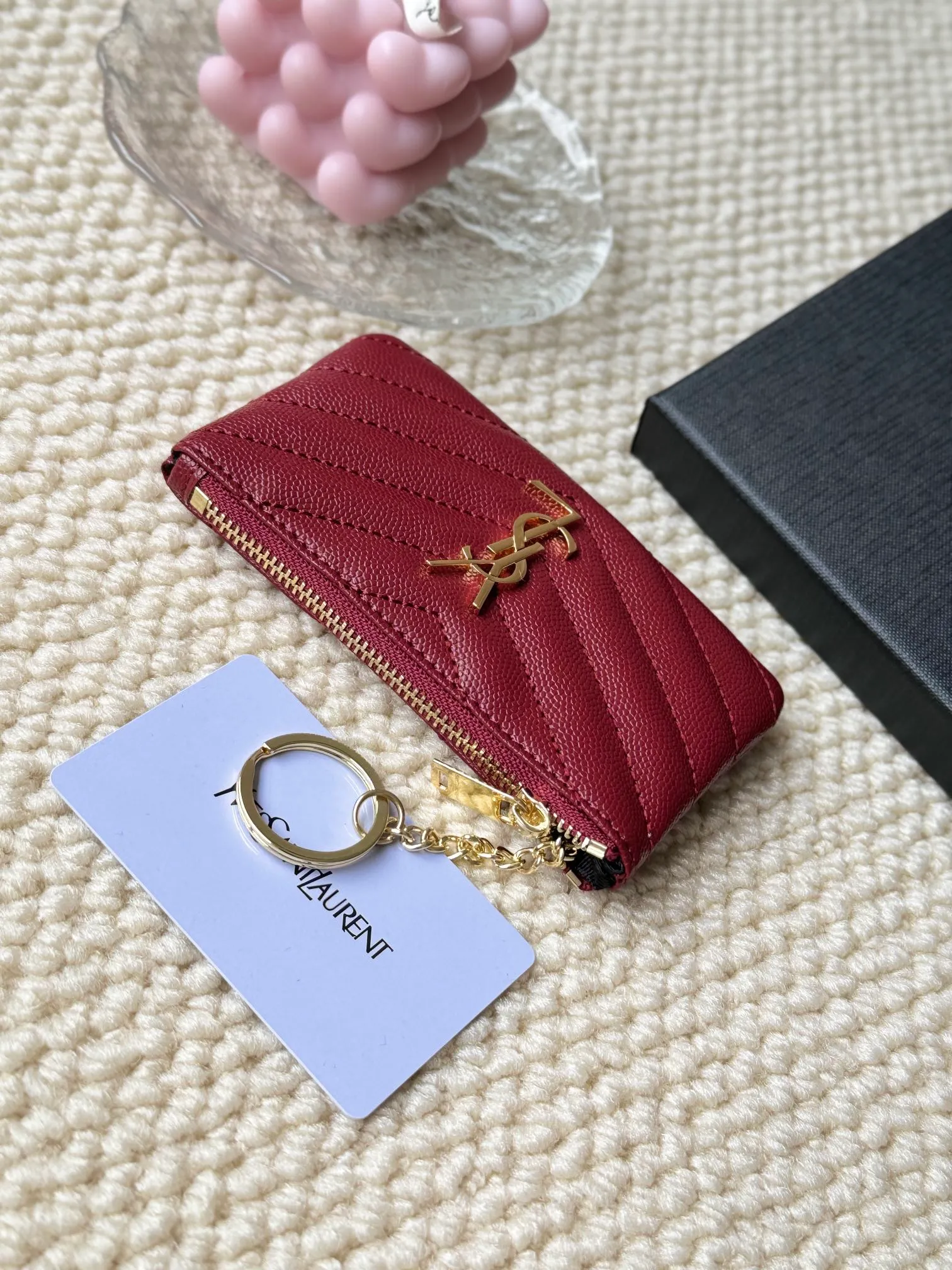 💰140 The first key bag in the ysl series, a V-shaped chain bag, matching key ring, grosgrain lining, and exquisite hardware make this small leather goods particularly good. It can be used as a key bag or coin purse, suitable for men and women. Great for giving as a gift or for personal use! Style number: 438386 Size: 13x7.5x2cm