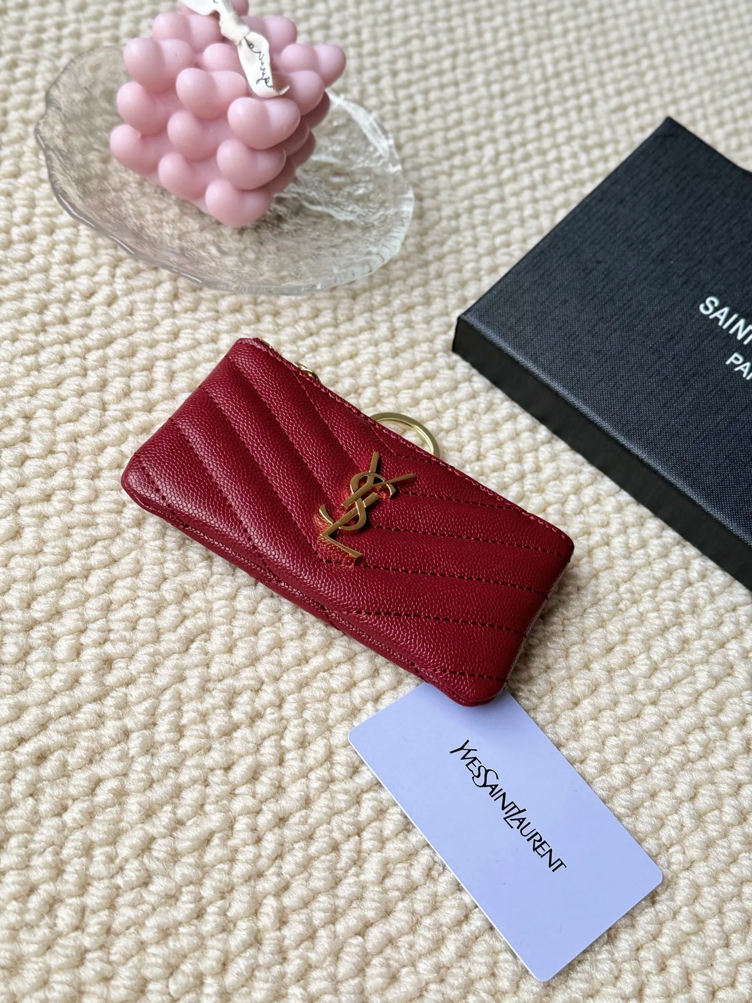 💰140 The first key bag in the ysl series, a V-shaped chain bag, matching key ring, grosgrain lining, and exquisite hardware make this small leather goods particularly good. It can be used as a key bag or coin purse, suitable for men and women. Great for giving as a gift or for personal use! Style number: 438386 Size: 13x7.5x2cm