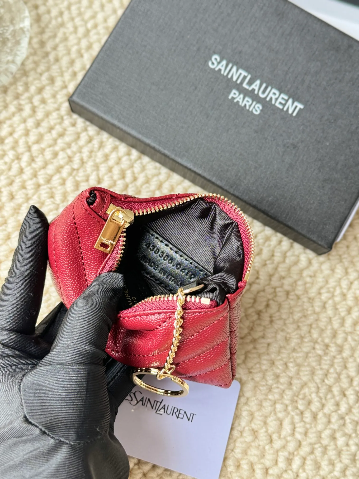 💰140 The first key bag in the ysl series, a V-shaped chain bag, matching key ring, grosgrain lining, and exquisite hardware make this small leather goods particularly good. It can be used as a key bag or coin purse, suitable for men and women. Great for giving as a gift or for personal use! Style number: 438386 Size: 13x7.5x2cm