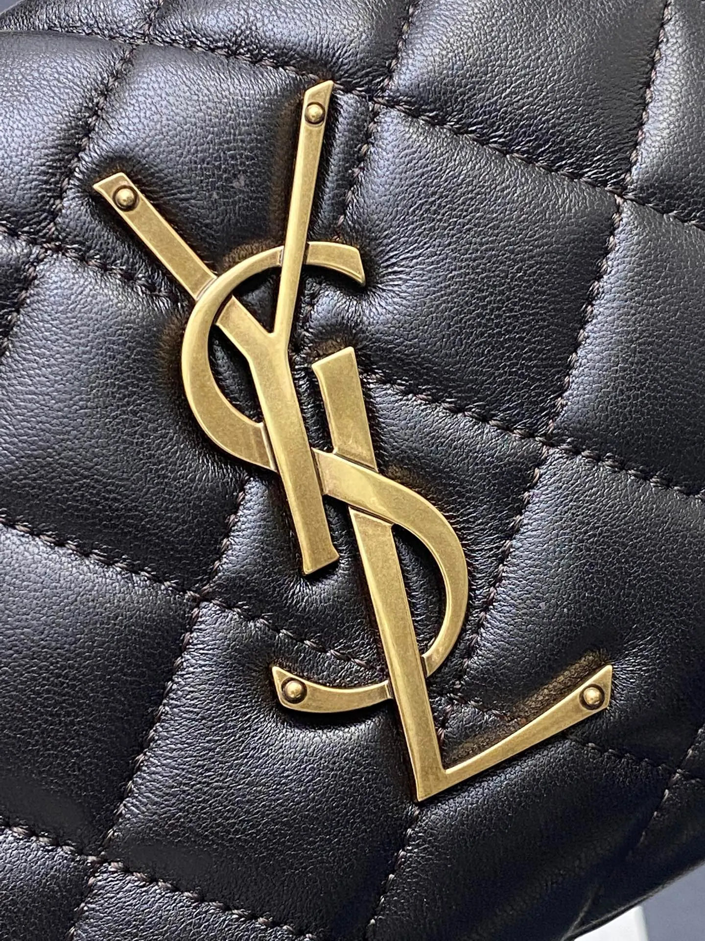 Dark coffee sheepskin/gold 🌈ICARE baby nappa sheepskin handbag The much-anticipated croissant-shaped bag 🥐 makes its debut, embellished with the iconic metal logo, perfectly combining retro and modern feel, making it one of the most anticipated It Bags this season. Whether it's for daily outings or night parties, this bag can be easily carried! 20250750 Model: 851689 [original leather] Size: 17cm×18×4cm