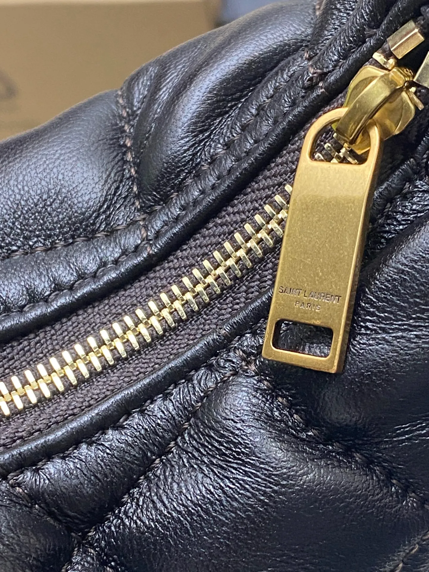 Dark coffee sheepskin/gold 🌈ICARE baby nappa sheepskin handbag The much-anticipated croissant-shaped bag 🥐 makes its debut, embellished with the iconic metal logo, perfectly combining retro and modern feel, making it one of the most anticipated It Bags this season. Whether it's for daily outings or night parties, this bag can be easily carried! 20250750 Model: 851689 [original leather] Size: 17cm×18×4cm