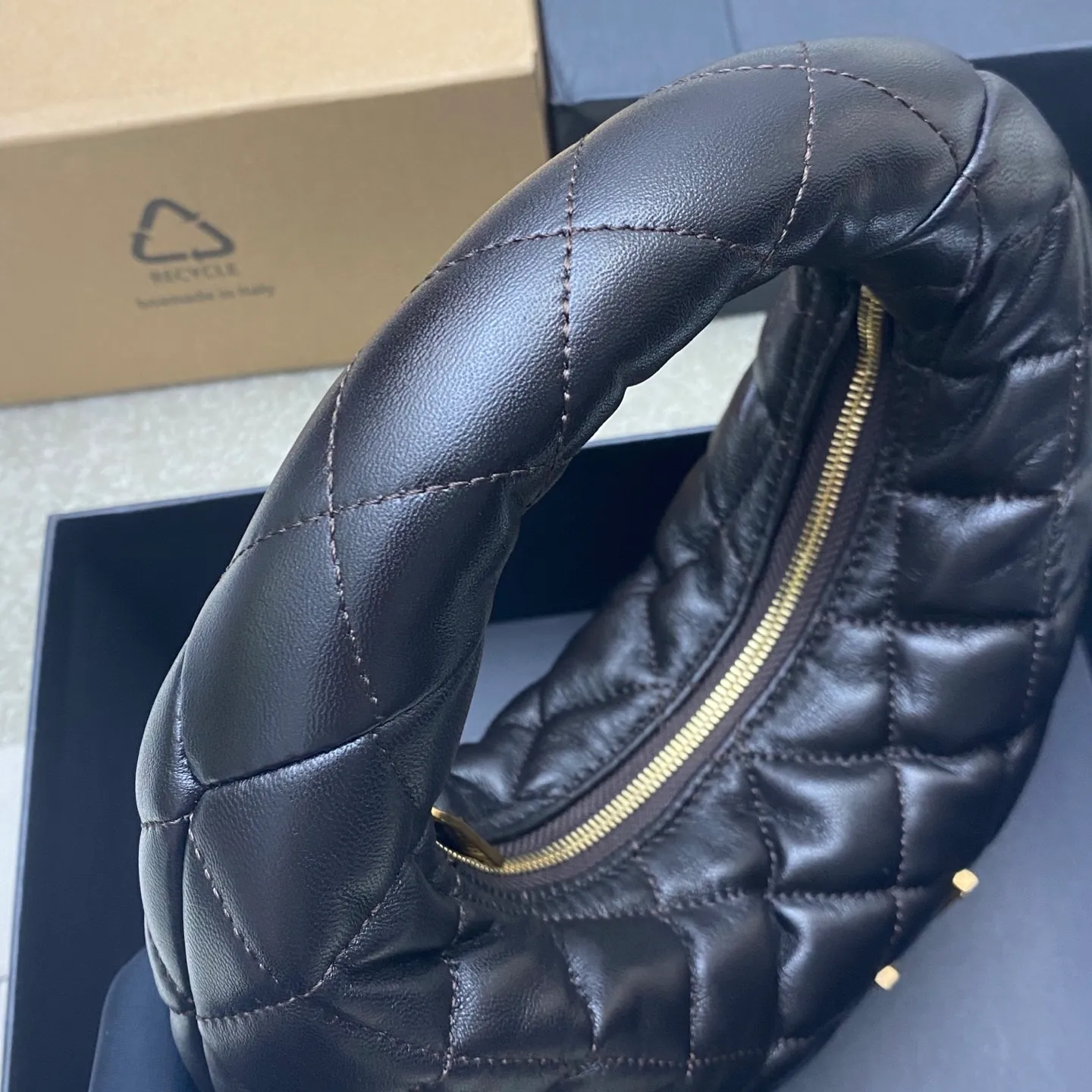 Dark coffee sheepskin/gold 🌈ICARE baby nappa sheepskin handbag The much-anticipated croissant-shaped bag 🥐 makes its debut, embellished with the iconic metal logo, perfectly combining retro and modern feel, making it one of the most anticipated It Bags this season. Whether it's for daily outings or night parties, this bag can be easily carried! 20250750 Model: 851689 [original leather] Size: 17cm×18×4cm