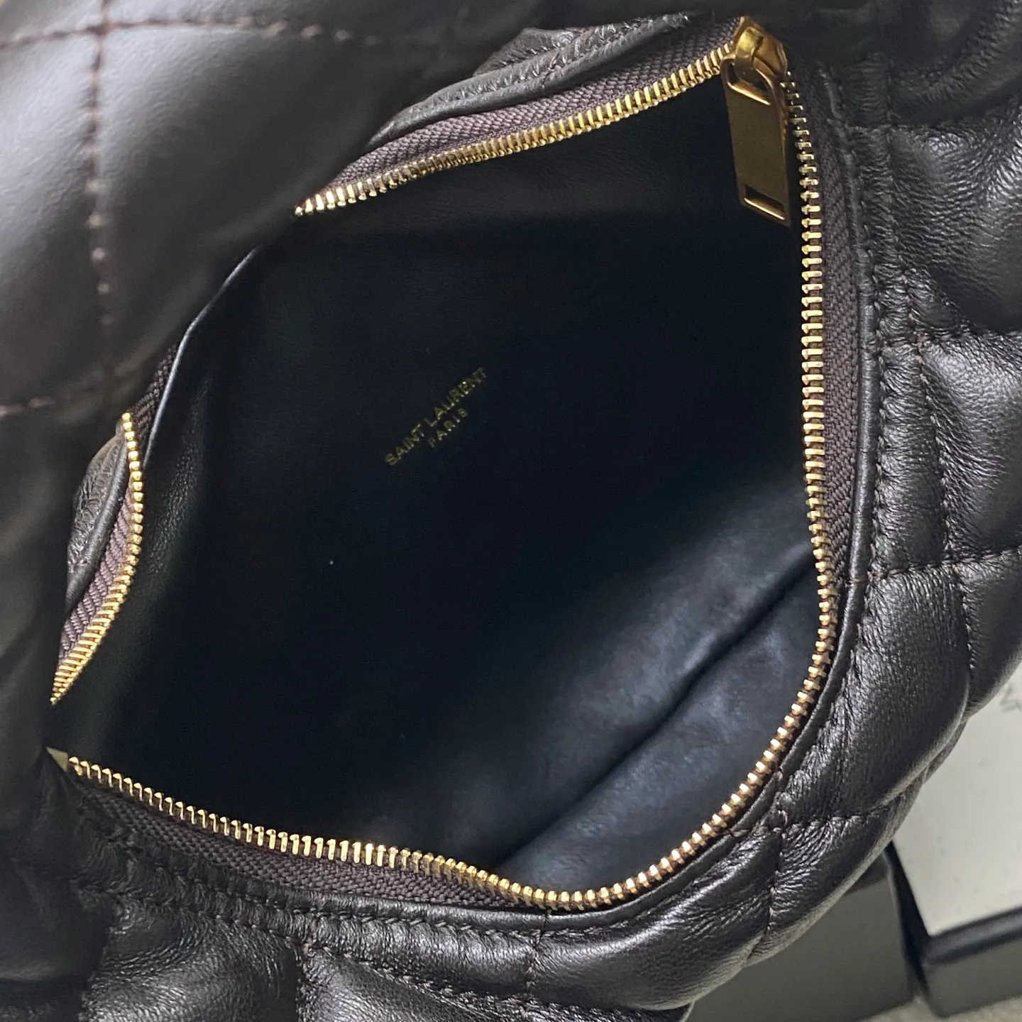 Dark coffee sheepskin/gold 🌈ICARE baby nappa sheepskin handbag The much-anticipated croissant-shaped bag 🥐 makes its debut, embellished with the iconic metal logo, perfectly combining retro and modern feel, making it one of the most anticipated It Bags this season. Whether it's for daily outings or night parties, this bag can be easily carried! 20250750 Model: 851689 [original leather] Size: 17cm×18×4cm