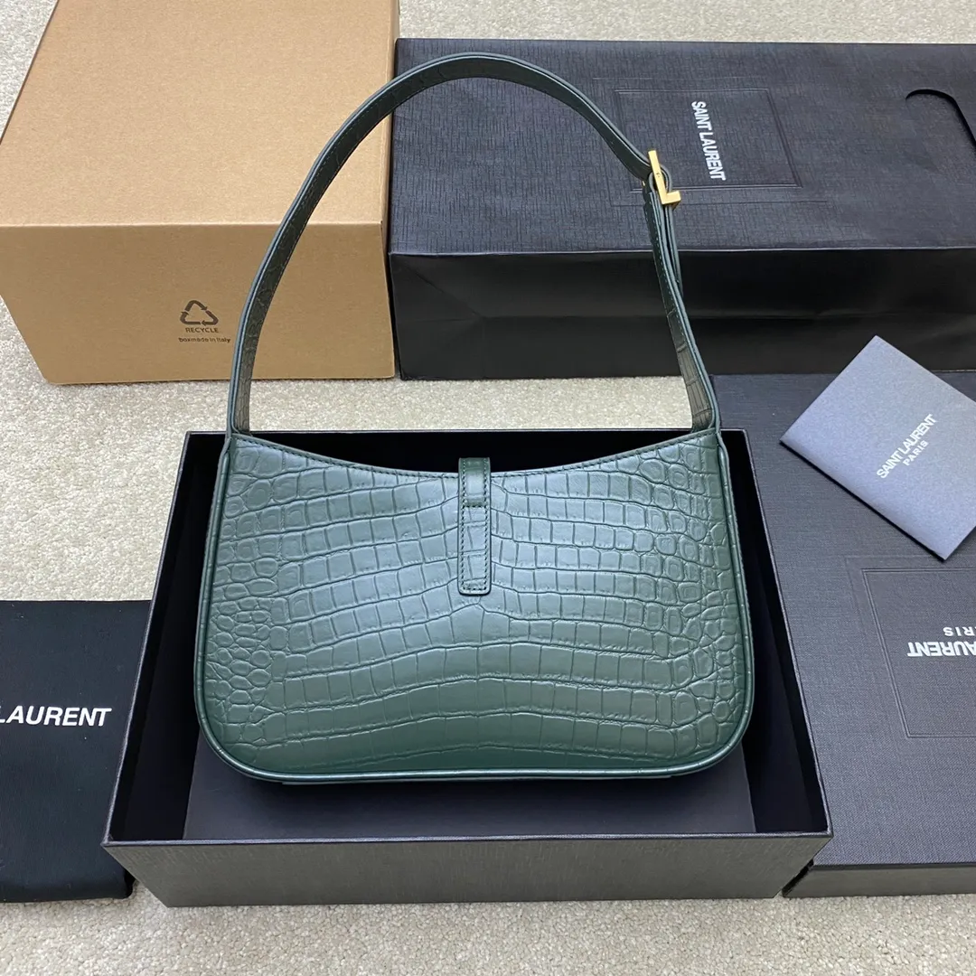 Green crocodile/gold buckle 🌈 2021 spring and summer new armpit bag hobo bag 🔥 One of this year’s treasure bags 👍 Minimalist shape + metal logo buckle opening and closing design Adjustable shoulder strap Simple, beautiful and high-end feeling The bag is light and easy to match The wife’s explosive beauty l bag has sufficient capacity 💋20220680 Model: 657228 [Original leather] Size: 24.5*14*6cm