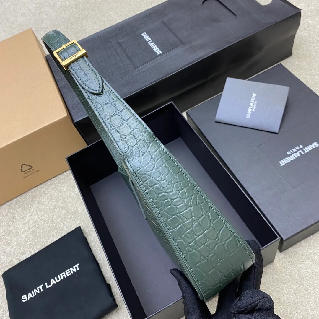 Green crocodile/gold buckle 🌈 2021 spring and summer new armpit bag hobo bag 🔥 One of this year’s treasure bags 👍 Minimalist shape + metal logo buckle opening and closing design Adjustable shoulder strap Simple, beautiful and high-end feeling The bag is light and easy to match The wife’s explosive beauty l bag has sufficient capacity 💋20220680 Model: 657228 [Original leather] Size: 24.5*14*6cm