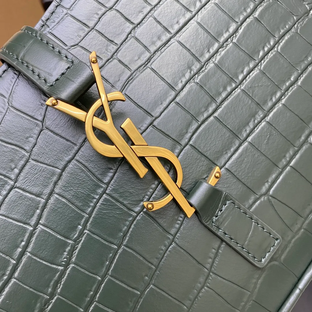 Green crocodile/gold buckle 🌈 2021 spring and summer new armpit bag hobo bag 🔥 One of this year’s treasure bags 👍 Minimalist shape + metal logo buckle opening and closing design Adjustable shoulder strap Simple, beautiful and high-end feeling The bag is light and easy to match The wife’s explosive beauty l bag has sufficient capacity 💋20220680 Model: 657228 [Original leather] Size: 24.5*14*6cm