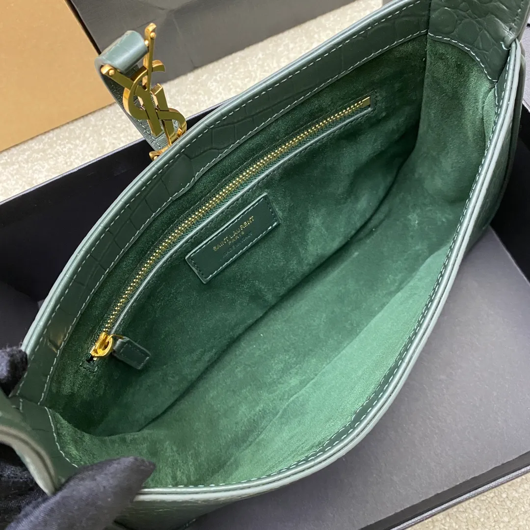 Green crocodile/gold buckle 🌈 2021 spring and summer new armpit bag hobo bag 🔥 One of this year’s treasure bags 👍 Minimalist shape + metal logo buckle opening and closing design Adjustable shoulder strap Simple, beautiful and high-end feeling The bag is light and easy to match The wife’s explosive beauty l bag has sufficient capacity 💋20220680 Model: 657228 [Original leather] Size: 24.5*14*6cm