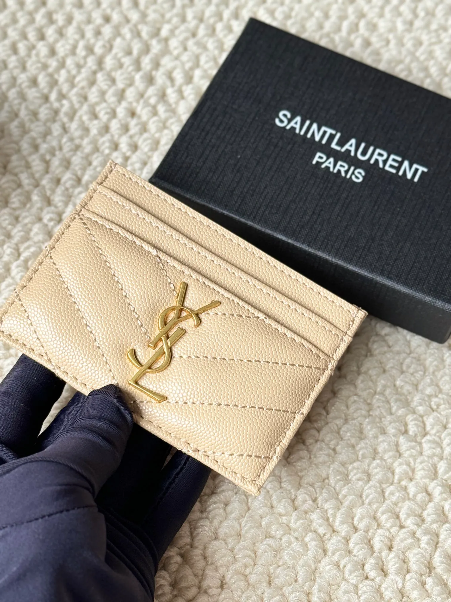 💰100 ysl Yves Saint Laurent's most classic genuine card bag, with sheepskin microfiber lining, jacquard embossed stitching sheepskin credit card holder, metal interlocking YSL logo original single-pair hardware, copied details Style number: 423291 Size: 10.5×7.5×0.5cm