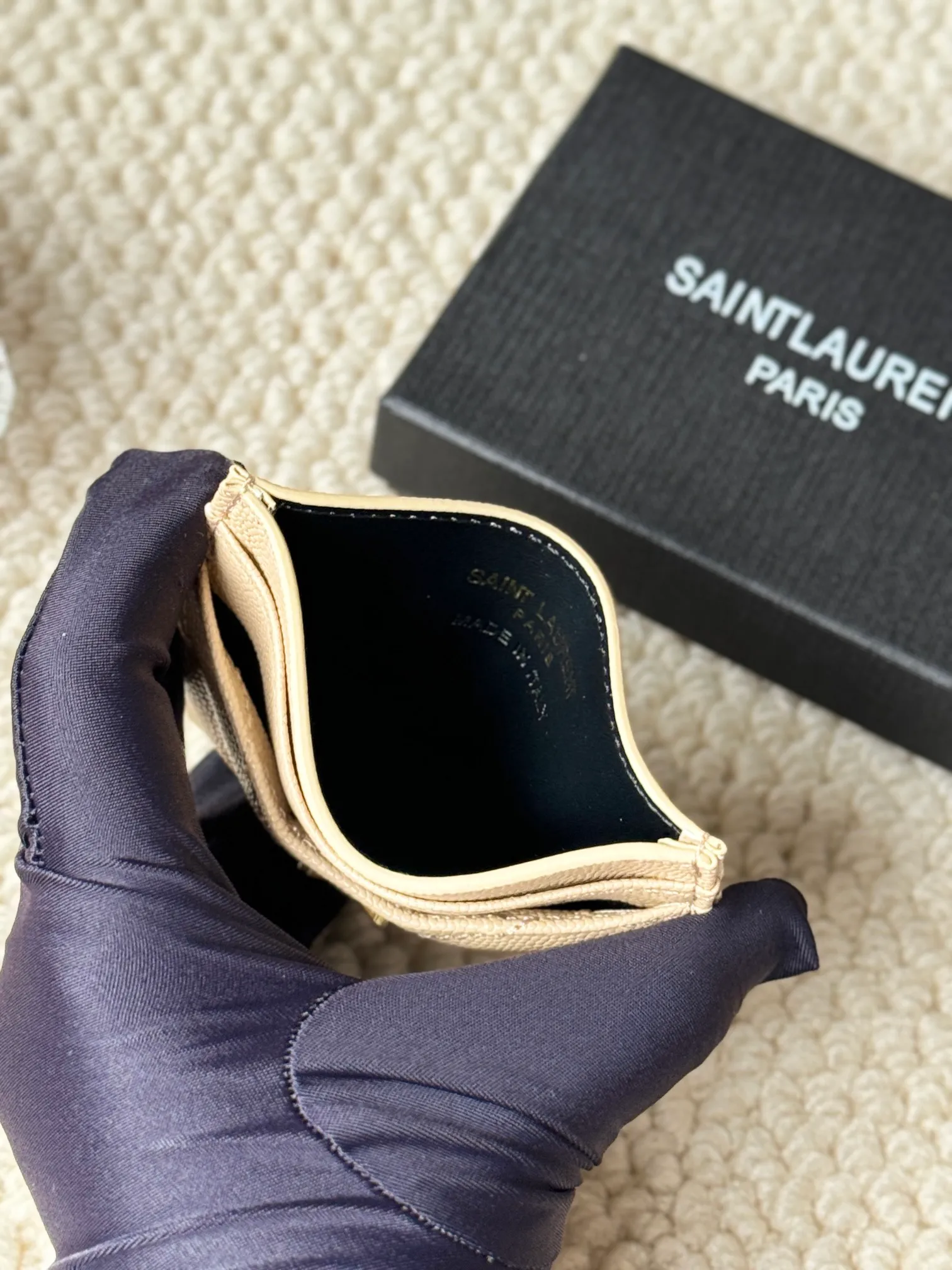 💰100 ysl Yves Saint Laurent's most classic genuine card bag, with sheepskin microfiber lining, jacquard embossed stitching sheepskin credit card holder, metal interlocking YSL logo original single-pair hardware, copied details Style number: 423291 Size: 10.5×7.5×0.5cm