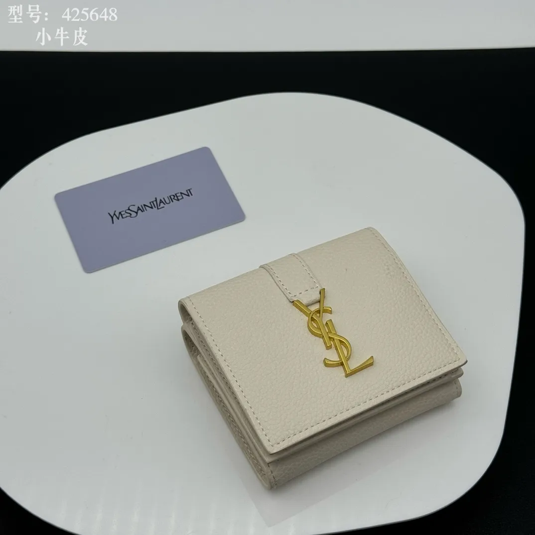 💰170 💎Top quality 💕 Full leather inside and outside "Saint Laurent" YSL 💌 Tri-fold small wallet White leather grain gold Impressive mini wallet with metal YSL logo mounted on the leather ring. Gold Metal Accessories Shutter Button Closer Inside: Wallet 1 Card Slot x 3 Outside: Coin Pocket with Shutter Button x 1, Dimensions: 9.5 X 7 X 3 CM, Style No.: 425648