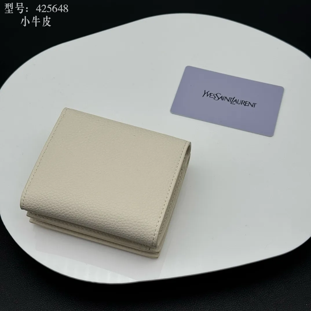 💰170 💎Top quality 💕 Full leather inside and outside "Saint Laurent" YSL 💌 Tri-fold small wallet White leather grain gold Impressive mini wallet with metal YSL logo mounted on the leather ring. Gold Metal Accessories Shutter Button Closer Inside: Wallet 1 Card Slot x 3 Outside: Coin Pocket with Shutter Button x 1, Dimensions: 9.5 X 7 X 3 CM, Style No.: 425648