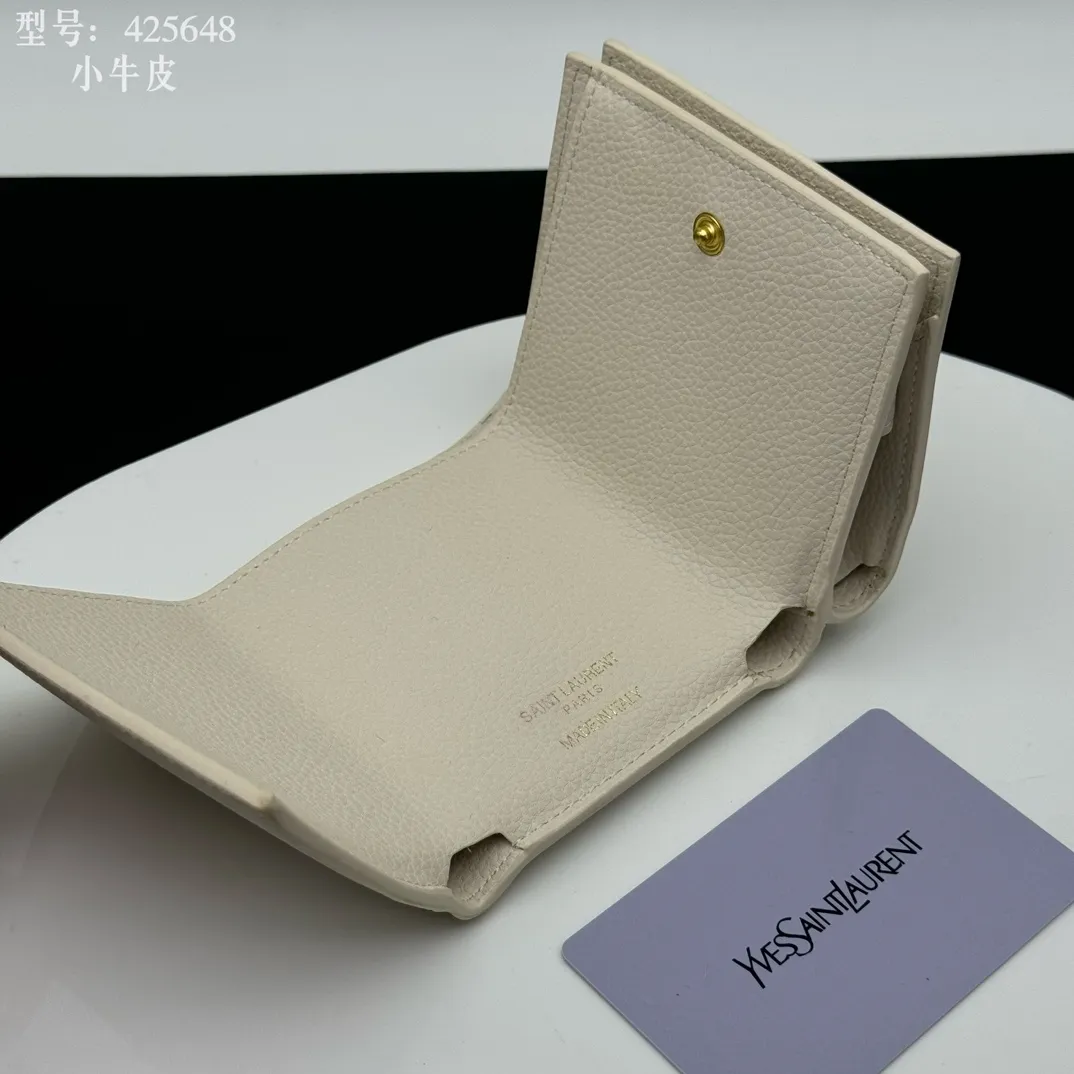 💰170 💎Top quality 💕 Full leather inside and outside "Saint Laurent" YSL 💌 Tri-fold small wallet White leather grain gold Impressive mini wallet with metal YSL logo mounted on the leather ring. Gold Metal Accessories Shutter Button Closer Inside: Wallet 1 Card Slot x 3 Outside: Coin Pocket with Shutter Button x 1, Dimensions: 9.5 X 7 X 3 CM, Style No.: 425648