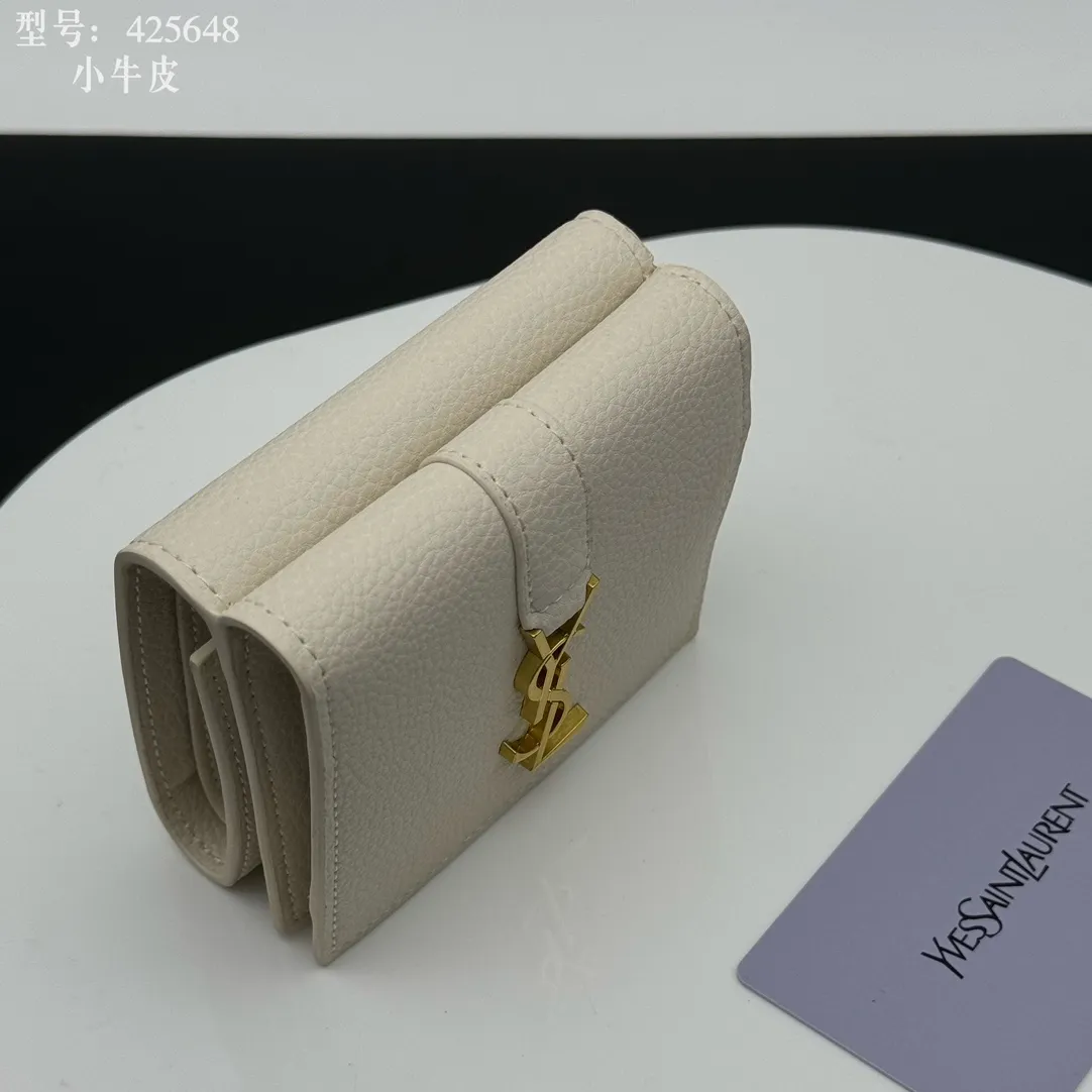 💰170 💎Top quality 💕 Full leather inside and outside "Saint Laurent" YSL 💌 Tri-fold small wallet White leather grain gold Impressive mini wallet with metal YSL logo mounted on the leather ring. Gold Metal Accessories Shutter Button Closer Inside: Wallet 1 Card Slot x 3 Outside: Coin Pocket with Shutter Button x 1, Dimensions: 9.5 X 7 X 3 CM, Style No.: 425648