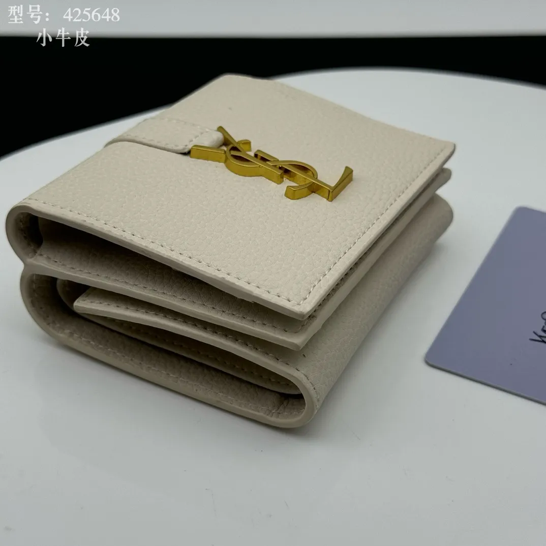 💰170 💎Top quality 💕 Full leather inside and outside "Saint Laurent" YSL 💌 Tri-fold small wallet White leather grain gold Impressive mini wallet with metal YSL logo mounted on the leather ring. Gold Metal Accessories Shutter Button Closer Inside: Wallet 1 Card Slot x 3 Outside: Coin Pocket with Shutter Button x 1, Dimensions: 9.5 X 7 X 3 CM, Style No.: 425648