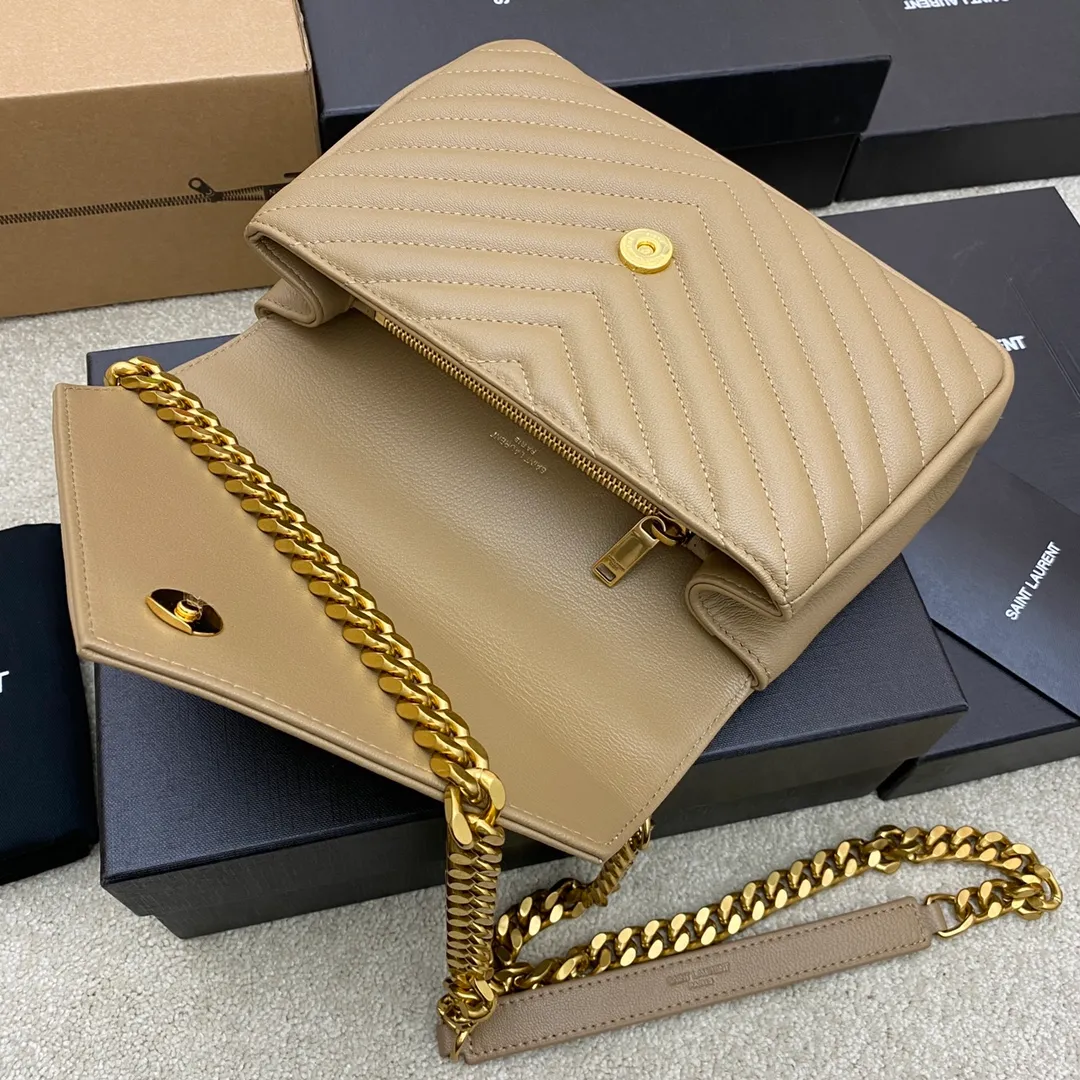 Apricot goat leather/antique gold 🌈1000-year-old messenger bag, a street photography artifact 👍The preferred style of many celebrities and Hollywood goddesses. It looks good no matter how you wear it, and it doesn’t feel out of place. It looks casual and handsome when paired with casual wear. It looks elegant and luxurious when paired with formal wear. It is a bag that can be carried on any occasion! ! This year’s in bag must be you 😎20230750 Model: 392737 [original leather] Size: 24x17x6cm