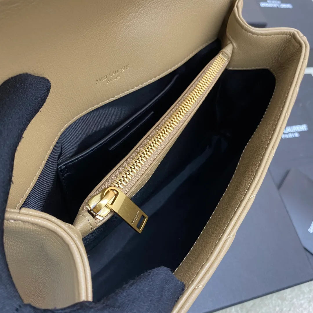 Apricot goat leather/antique gold 🌈1000-year-old messenger bag, a street photography artifact 👍The preferred style of many celebrities and Hollywood goddesses. It looks good no matter how you wear it, and it doesn’t feel out of place. It looks casual and handsome when paired with casual wear. It looks elegant and luxurious when paired with formal wear. It is a bag that can be carried on any occasion! ! This year’s in bag must be you 😎20230750 Model: 392737 [original leather] Size: 24x17x6cm