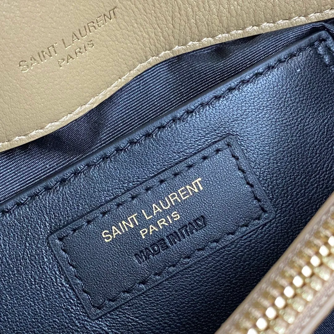 Apricot goat leather/antique gold 🌈1000-year-old messenger bag, a street photography artifact 👍The preferred style of many celebrities and Hollywood goddesses. It looks good no matter how you wear it, and it doesn’t feel out of place. It looks casual and handsome when paired with casual wear. It looks elegant and luxurious when paired with formal wear. It is a bag that can be carried on any occasion! ! This year’s in bag must be you 😎20230750 Model: 392737 [original leather] Size: 24x17x6cm
