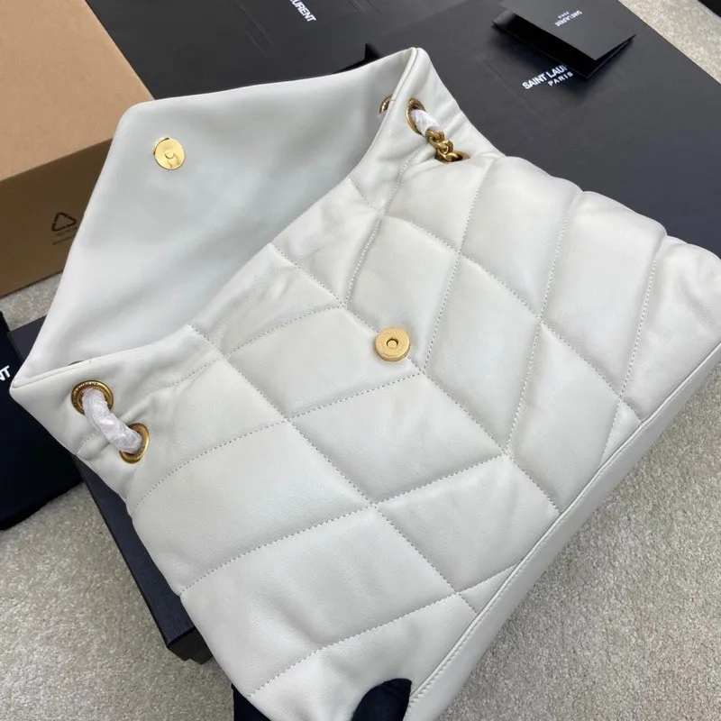 White sheepskin/antique gold 🌈𝑳𝑶𝑼𝑳𝑶𝑼 𝑷𝑼𝑭𝑭𝑬𝑹 Large quilted lambskin bag, made of genuine genuine leather, feels soft and delicate, like embracing clouds☁️✨The classic Y family logo, chain and buttonhole hardware are all made of Barkin matte silver hardware. The opening of the bag is folded and sealed with a magnetic snap buckle, which has first-class sealing and safety👍20210900 Size: 35*23*13.5cm Model: 577475 [original leather]