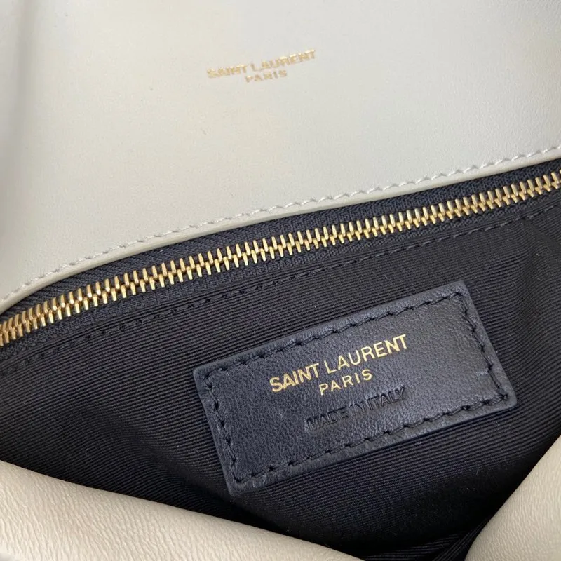 White sheepskin/antique gold 🌈𝑳𝑶𝑼𝑳𝑶𝑼 𝑷𝑼𝑭𝑭𝑬𝑹 Large quilted lambskin bag, made of genuine genuine leather, feels soft and delicate, like embracing clouds☁️✨The classic Y family logo, chain and buttonhole hardware are all made of Barkin matte silver hardware. The opening of the bag is folded and sealed with a magnetic snap buckle, which has first-class sealing and safety👍20210900 Size: 35*23*13.5cm Model: 577475 [original leather]