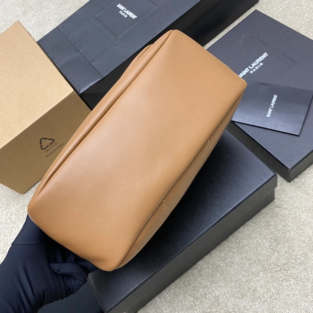 💰1760 caramel sheepskin/gold 🌈JAMIE 4.3 small original sheepskin handbag! Small bag in soft nappa leather with CARRE RIVE GAUCHE webbed topstitching. Lightweight and compact, with an adjustable sliding shoulder strap, it can be worn in a variety of ways. The bag is designed with a classic retro distressed version. It is very beautiful and fashionable, versatile for commuting, unexpectedly light and very practical! It can be carried by hand, carried on the shoulder or cross-body in various ways! An absolute must-have item! 20230880 Model: 763475 [original leather] Size: 26×15×7cm