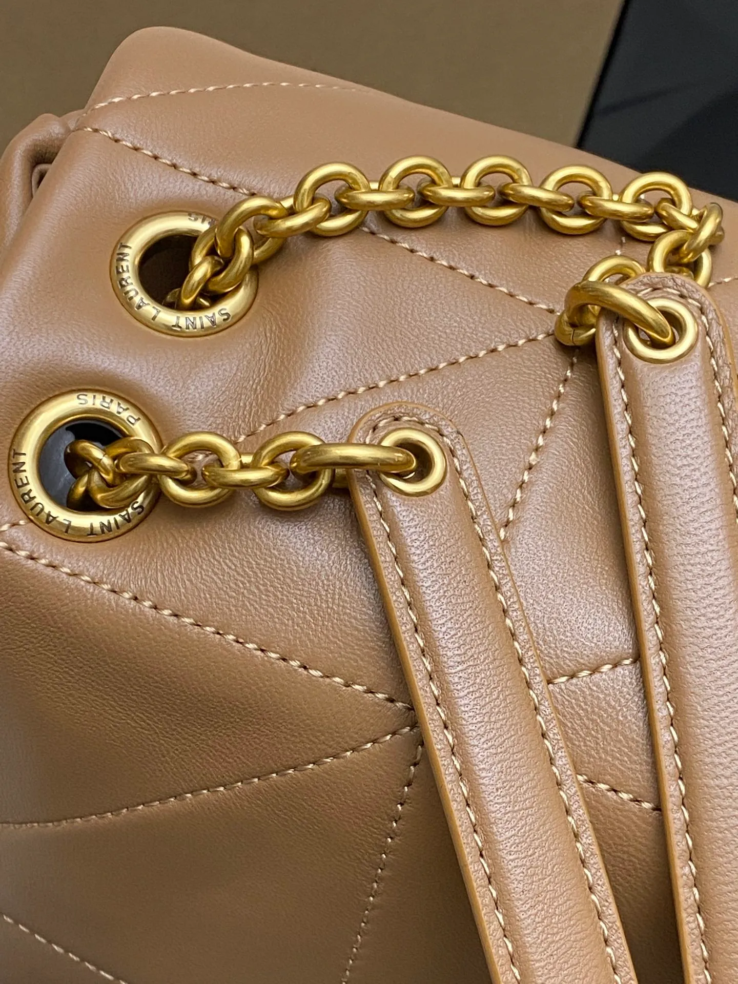💰1760 caramel sheepskin/gold 🌈JAMIE 4.3 small original sheepskin handbag! Small bag in soft nappa leather with CARRE RIVE GAUCHE webbed topstitching. Lightweight and compact, with an adjustable sliding shoulder strap, it can be worn in a variety of ways. The bag is designed with a classic retro distressed version. It is very beautiful and fashionable, versatile for commuting, unexpectedly light and very practical! It can be carried by hand, carried on the shoulder or cross-body in various ways! An absolute must-have item! 20230880 Model: 763475 [original leather] Size: 26×15×7cm