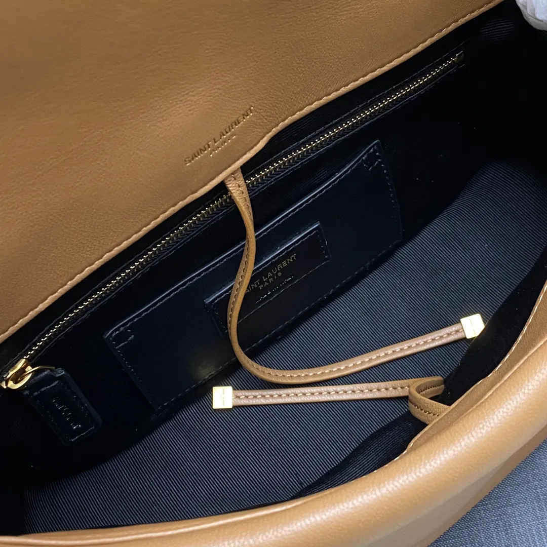💰1760 caramel sheepskin/gold 🌈JAMIE 4.3 small original sheepskin handbag! Small bag in soft nappa leather with CARRE RIVE GAUCHE webbed topstitching. Lightweight and compact, with an adjustable sliding shoulder strap, it can be worn in a variety of ways. The bag is designed with a classic retro distressed version. It is very beautiful and fashionable, versatile for commuting, unexpectedly light and very practical! It can be carried by hand, carried on the shoulder or cross-body in various ways! An absolute must-have item! 20230880 Model: 763475 [original leather] Size: 26×15×7cm